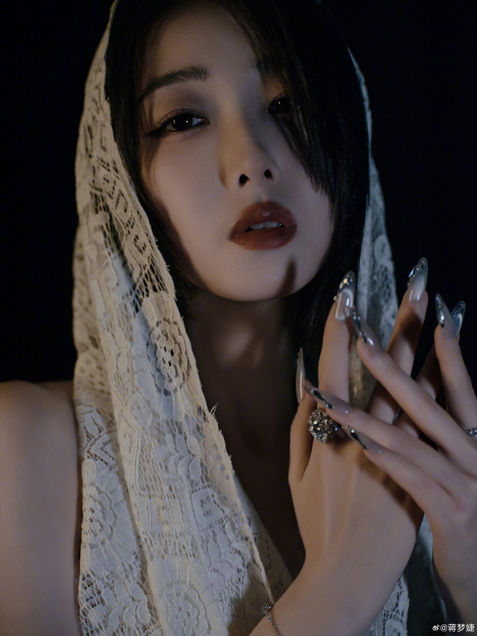 蒋梦婕化身魔法巫师 定格瞬间展现别样风格