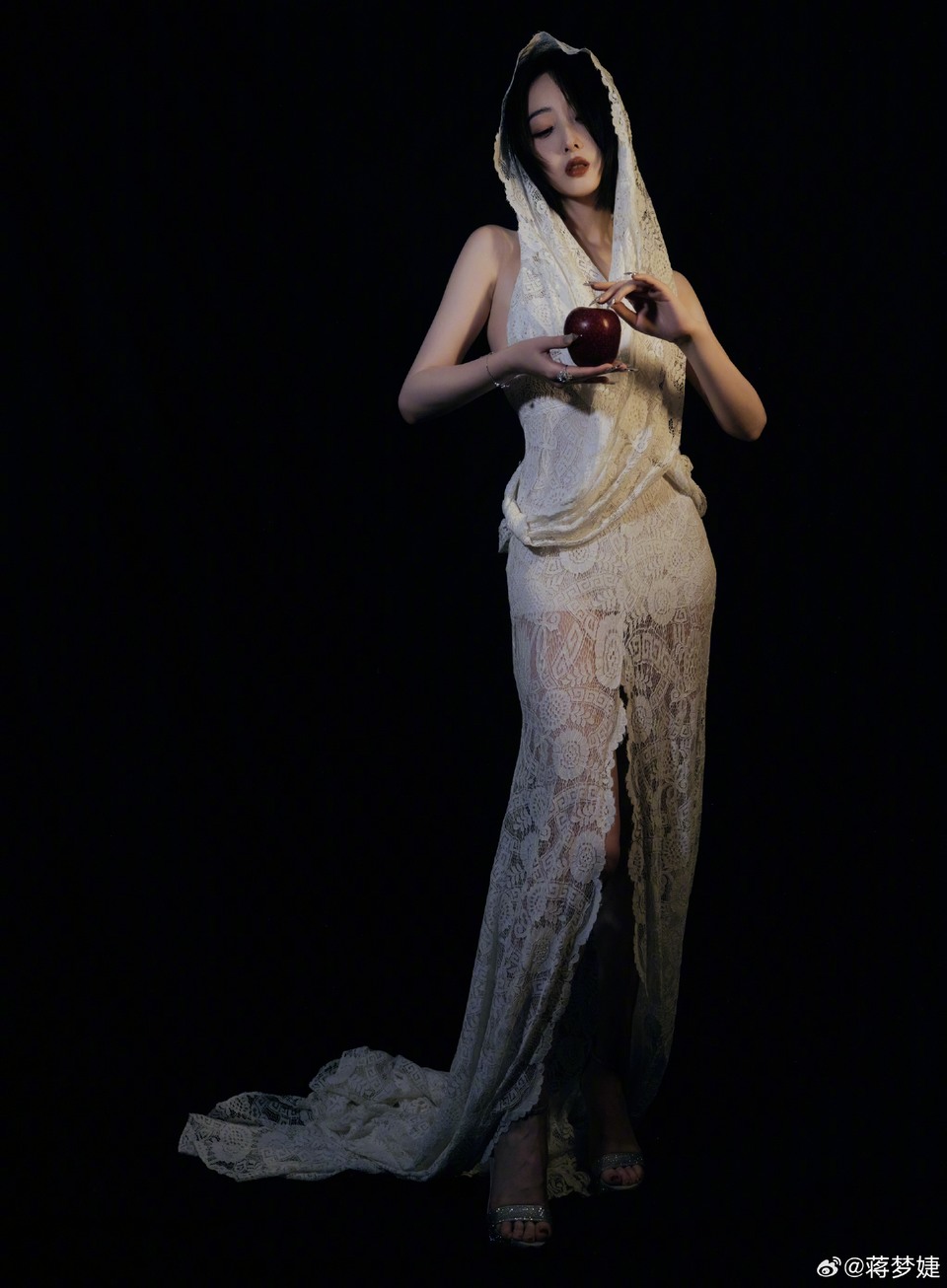 蒋梦婕化身魔法巫师 定格瞬间展现别样风格