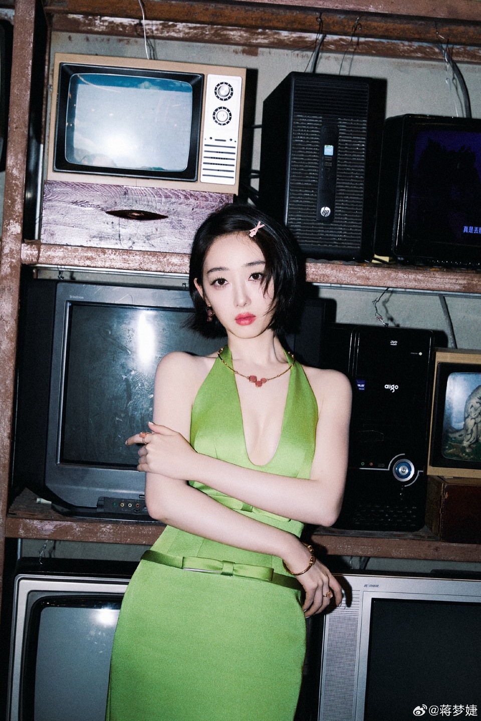 蒋梦婕漫步沪上时光绮丽 绿意翻涌成夏  第7张