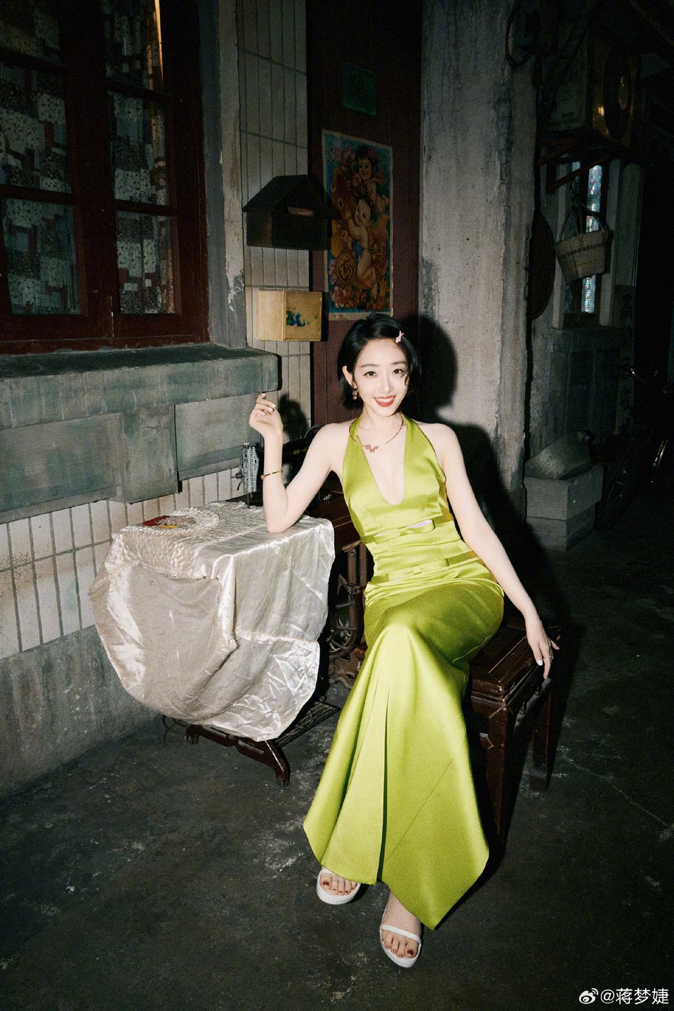 蒋梦婕漫步沪上时光绮丽 绿意翻涌成夏