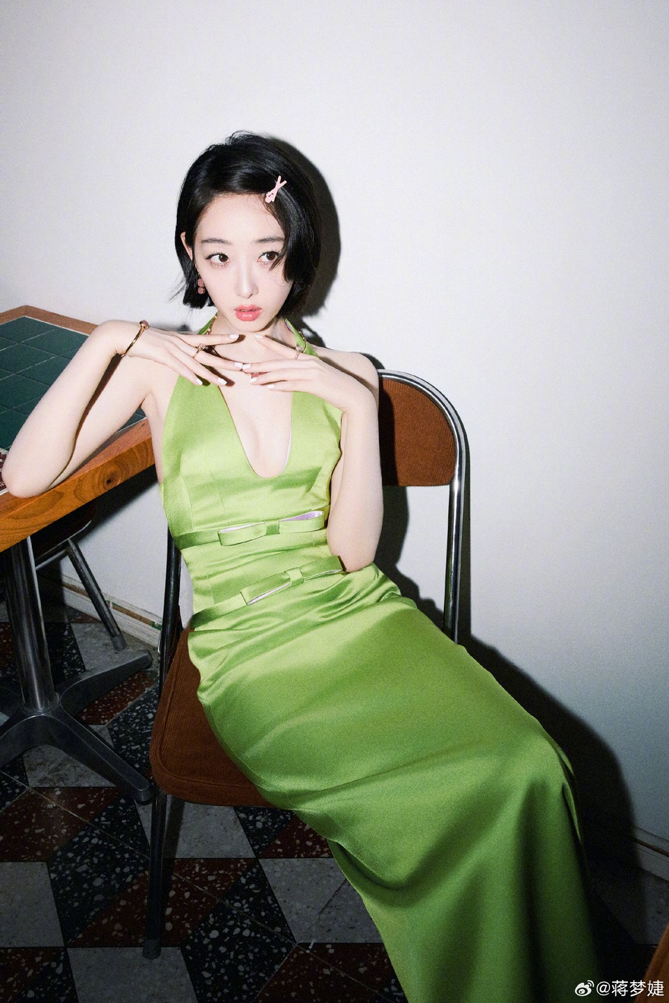 蒋梦婕漫步沪上时光绮丽 绿意翻涌成夏