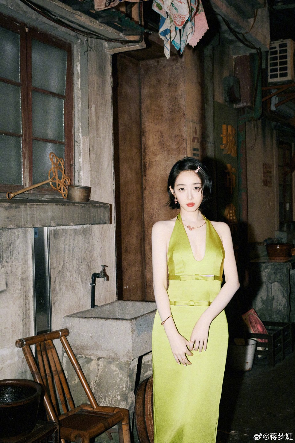 蒋梦婕漫步沪上时光绮丽 绿意翻涌成夏
