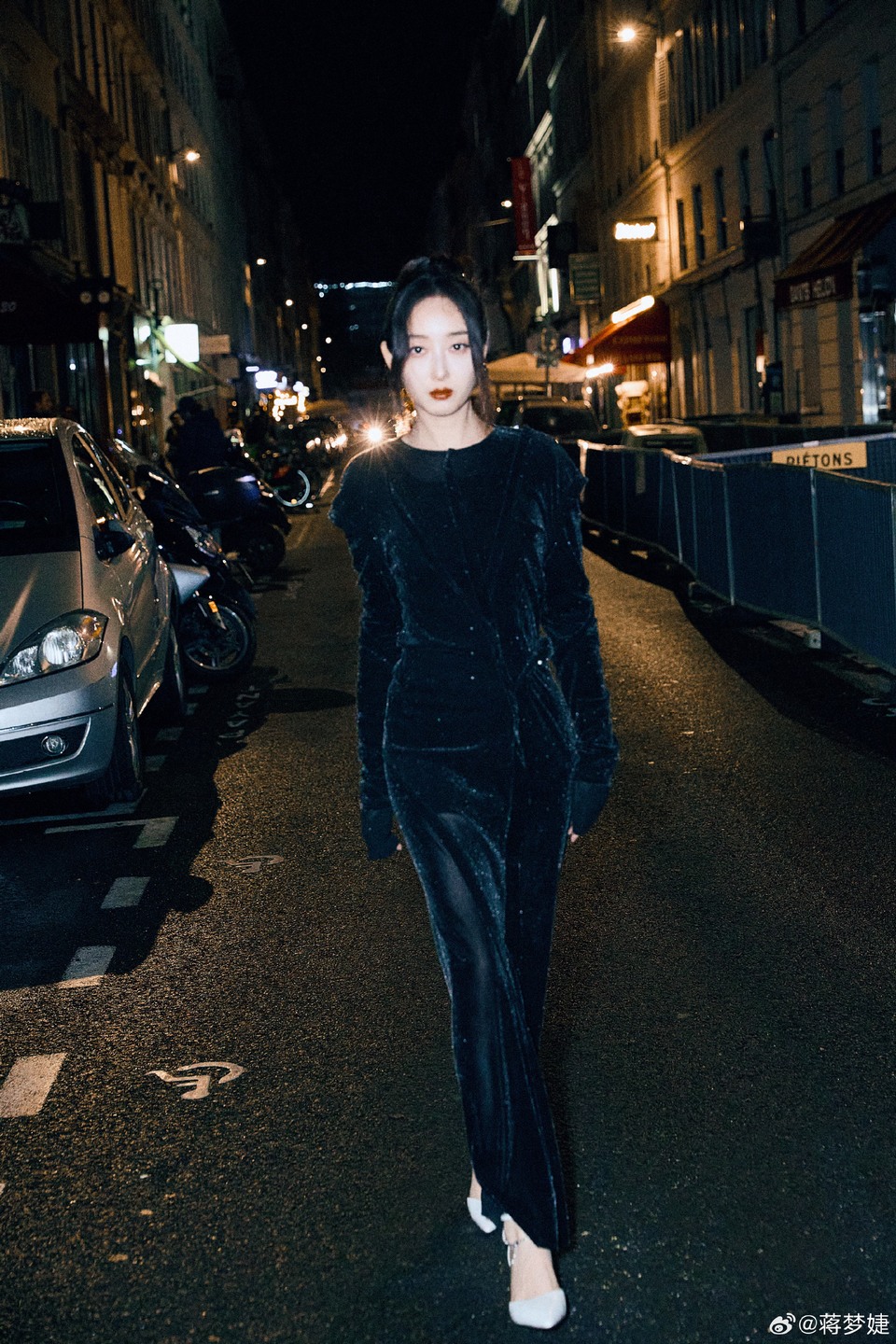 蒋梦婕坠入黑夜缝隙 夜色降临诠释真实独特