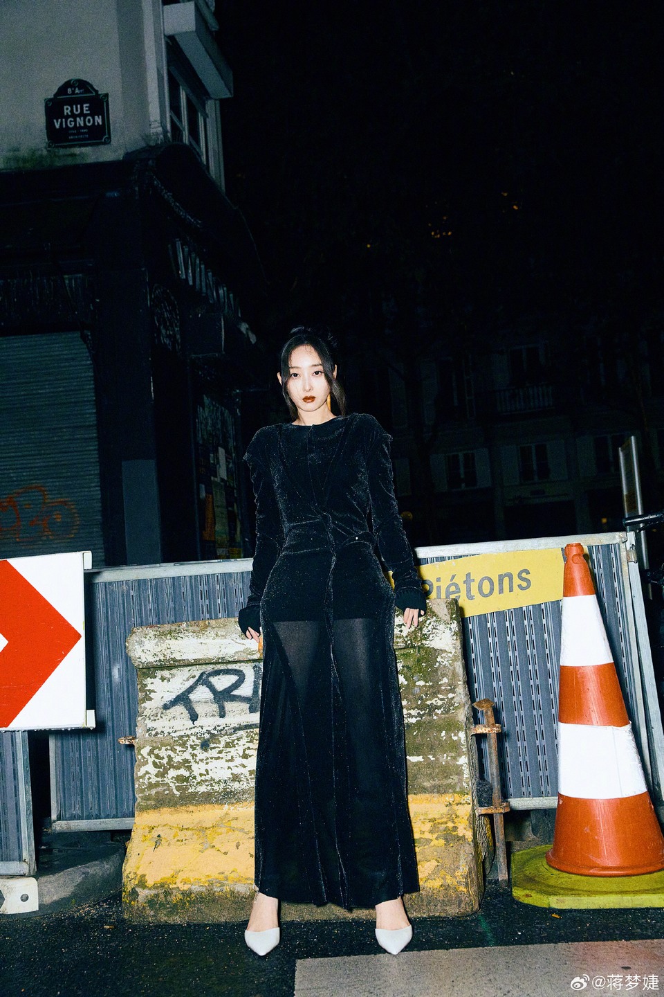 蒋梦婕坠入黑夜缝隙 夜色降临诠释真实独特