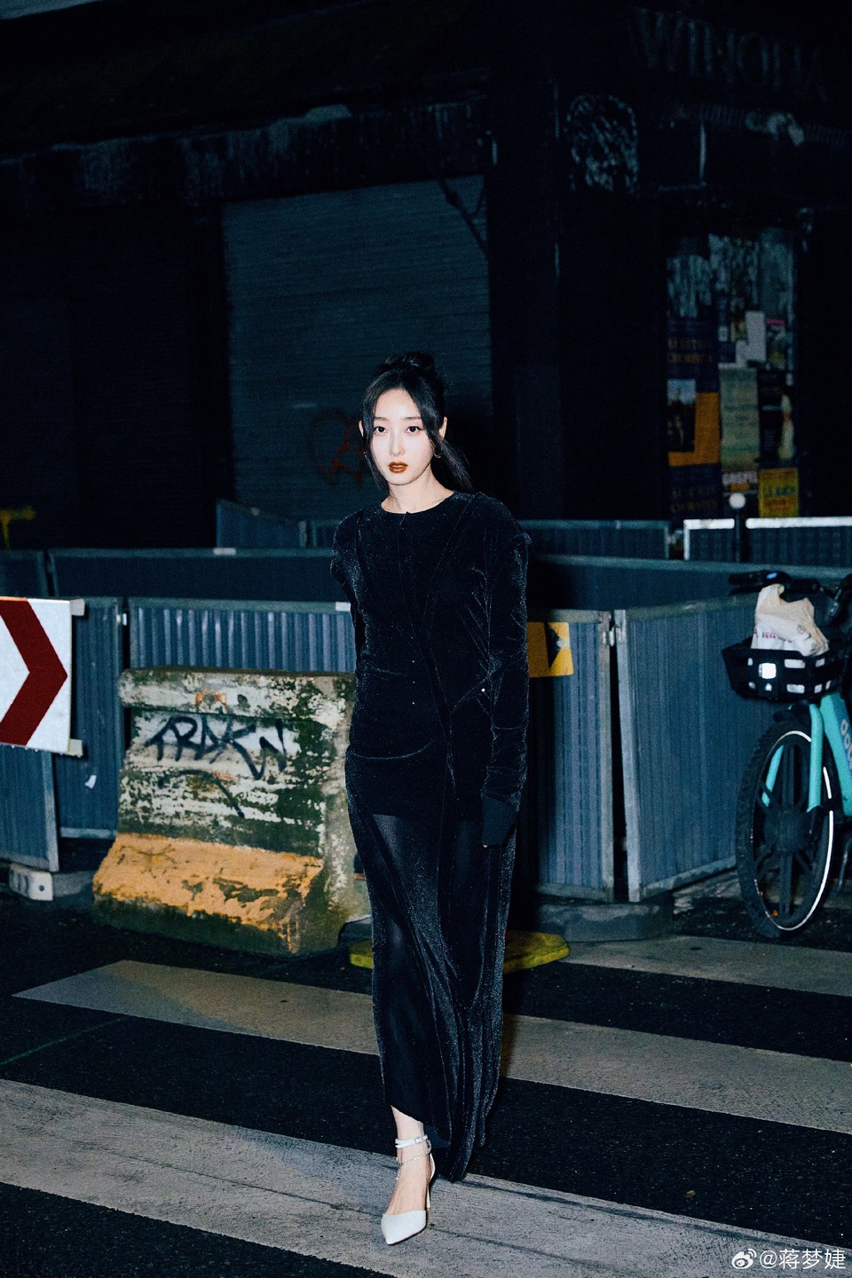 蒋梦婕坠入黑夜缝隙 夜色降临诠释真实独特  第8张