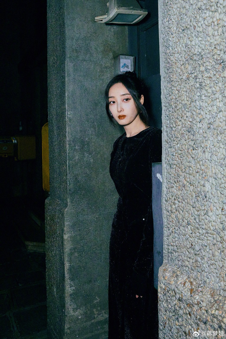 蒋梦婕坠入黑夜缝隙 夜色降临诠释真实独特  第9张
