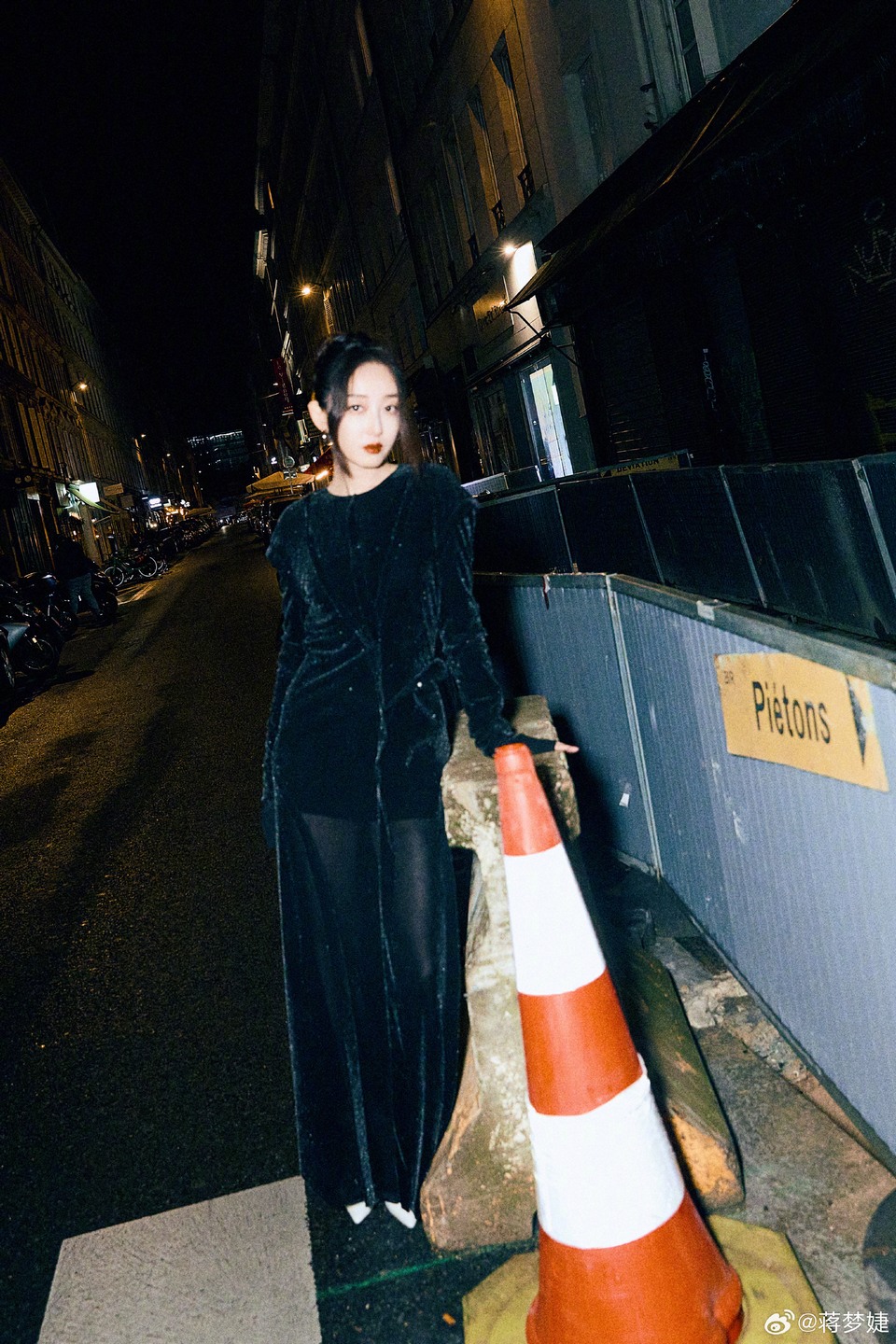 蒋梦婕坠入黑夜缝隙 夜色降临诠释真实独特