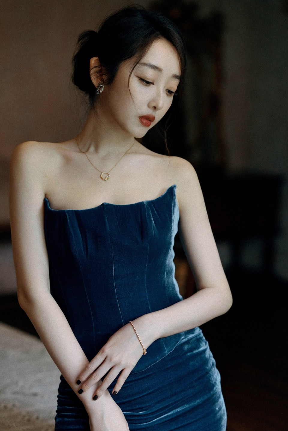 蒋梦婕傲然而立彰显精致格调 气场全开展现纯粹真我