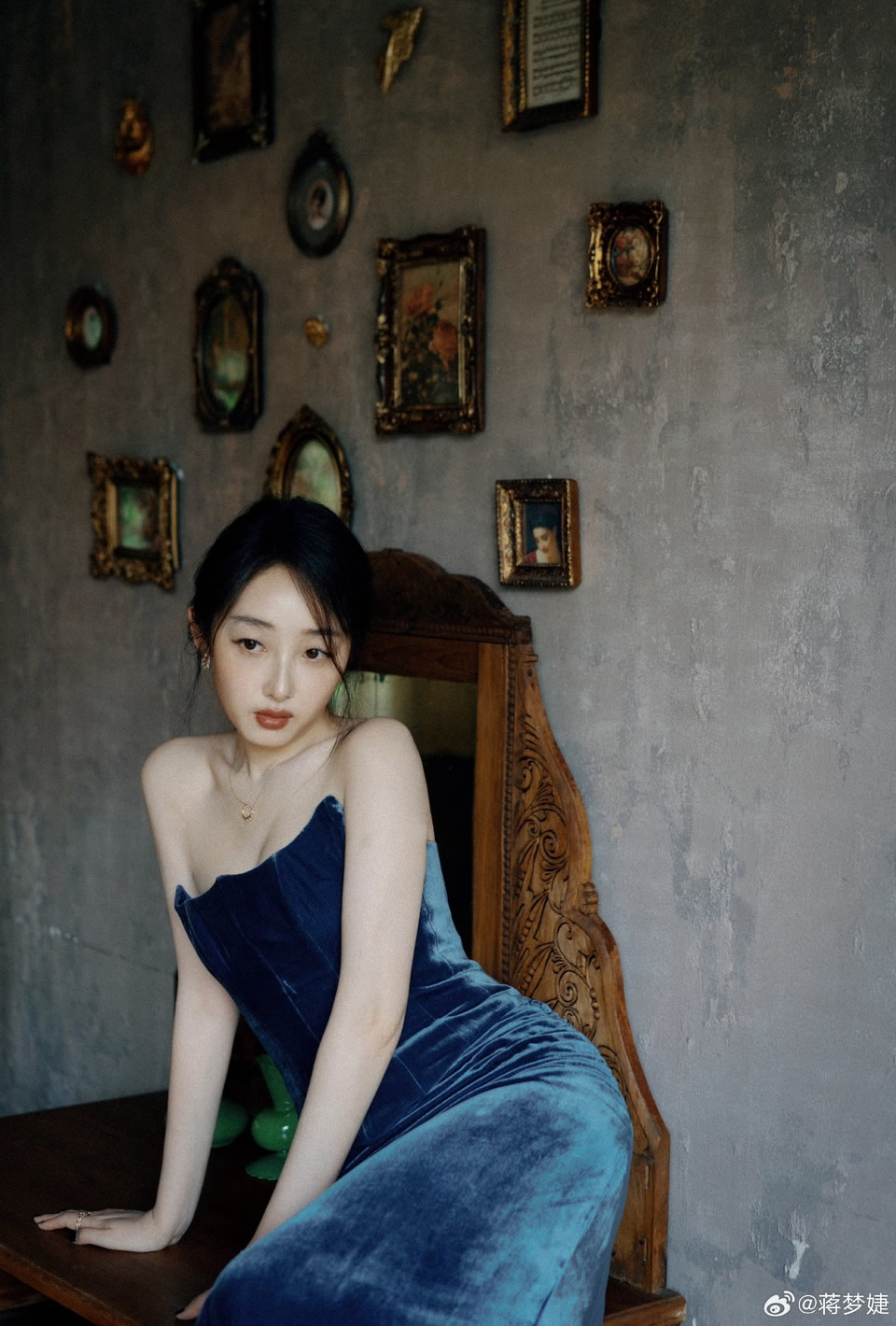 蒋梦婕傲然而立彰显精致格调 气场全开展现纯粹真我