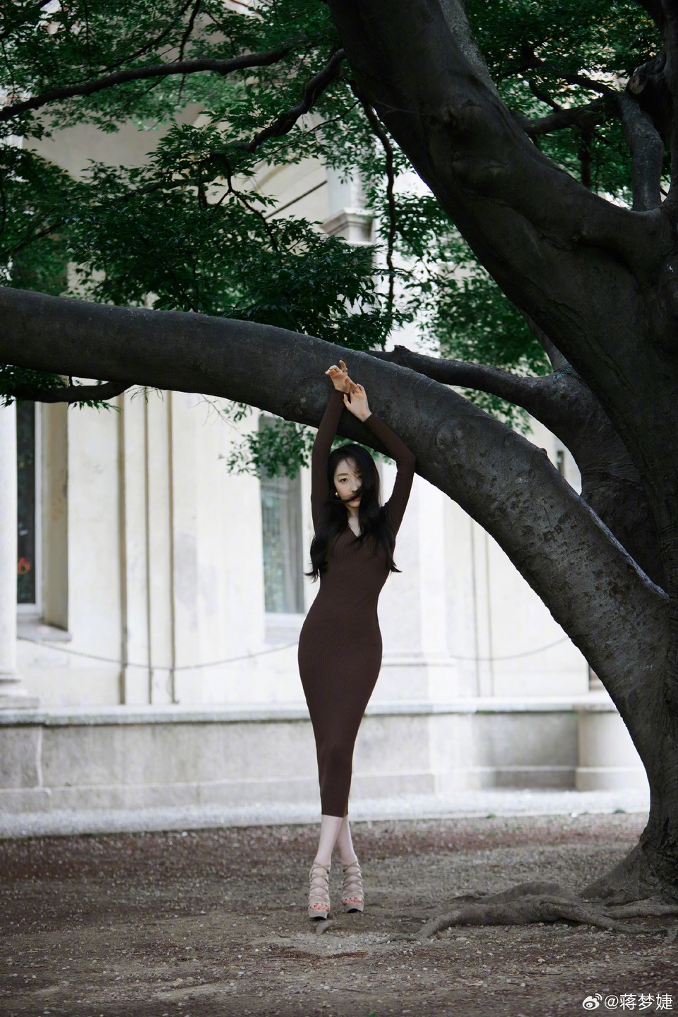 蒋梦婕时尚描绘浪漫情调 写意与灵感交织翻涌