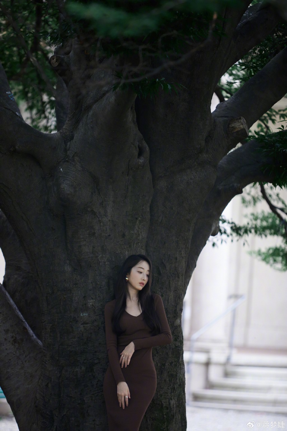 蒋梦婕时尚描绘浪漫情调 写意与灵感交织翻涌