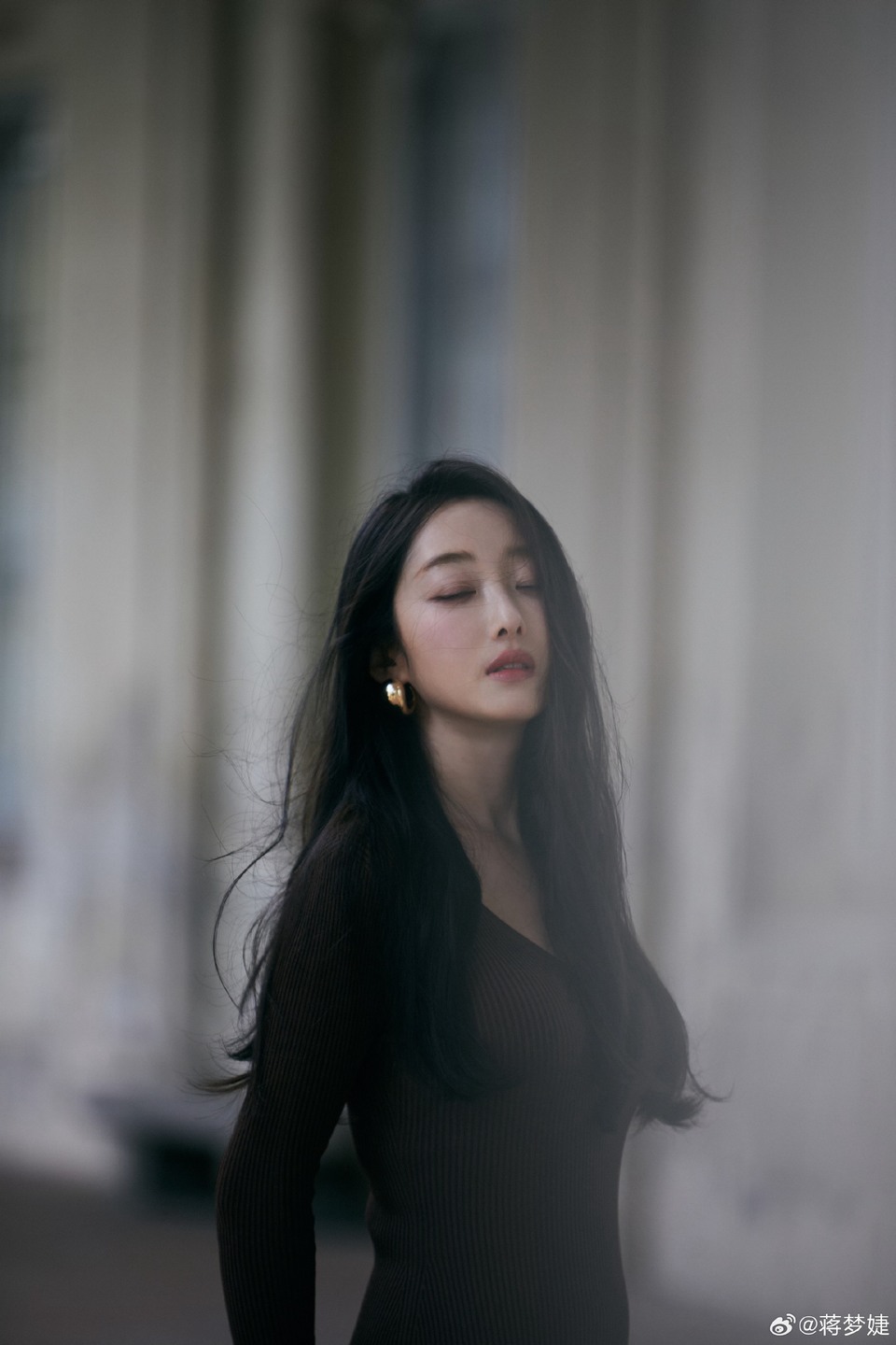 蒋梦婕时尚描绘浪漫情调 写意与灵感交织翻涌