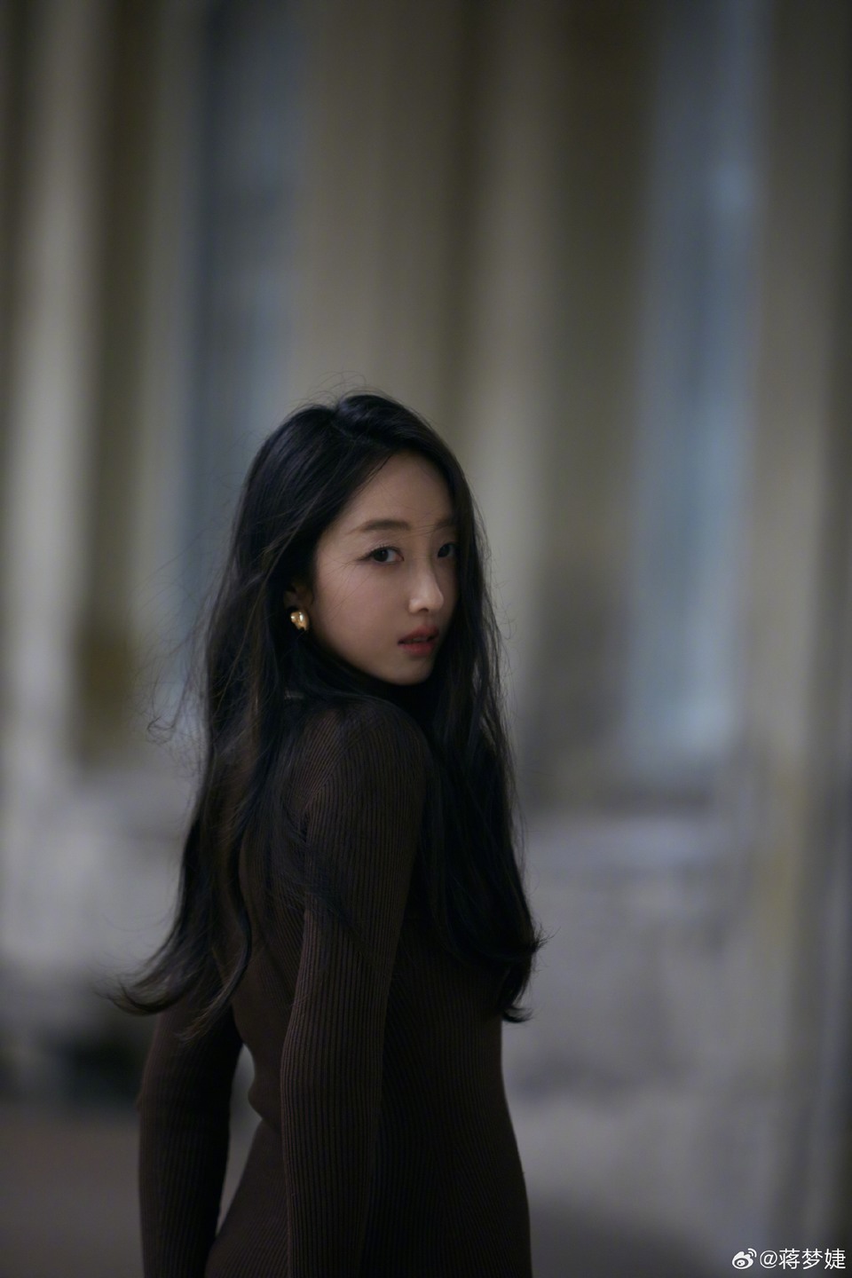 蒋梦婕时尚描绘浪漫情调 写意与灵感交织翻涌