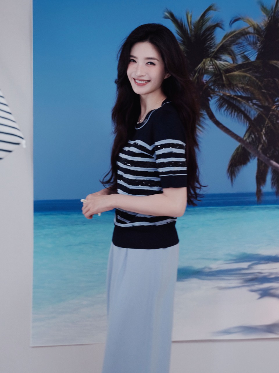 江疏影在蓝色条纹与背景画布的慵懒里自在