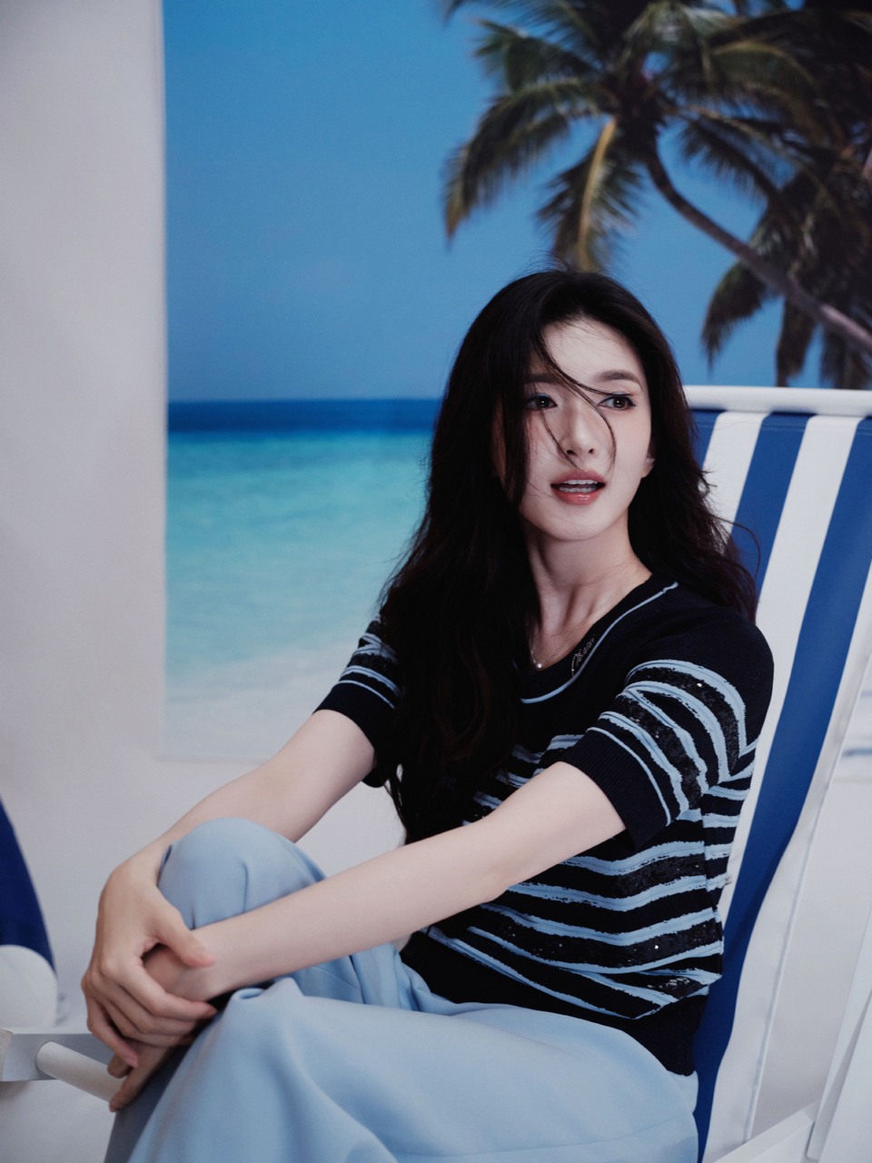 江疏影在蓝色条纹与背景画布的慵懒里自在