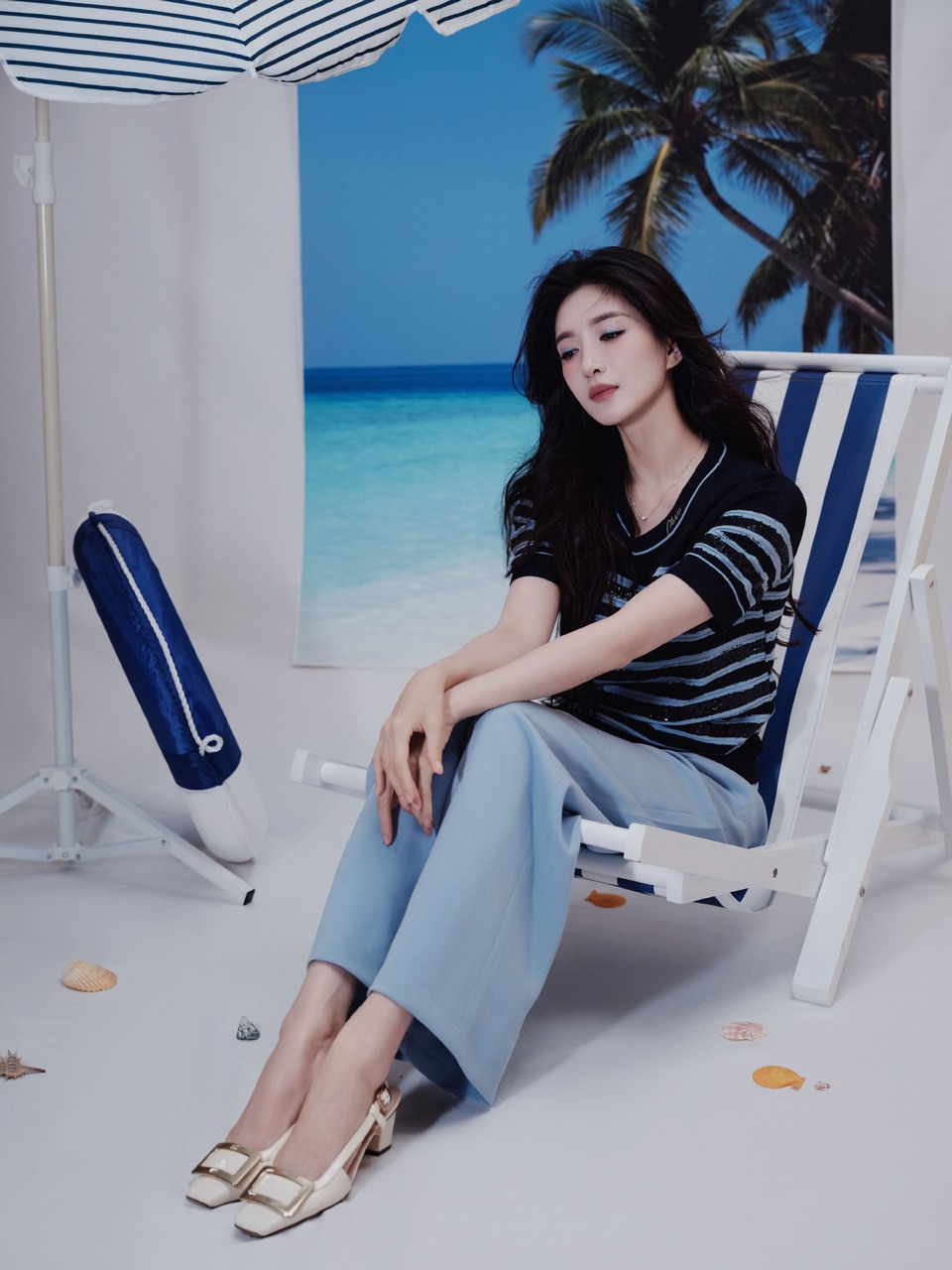 江疏影在蓝色条纹与背景画布的慵懒里自在