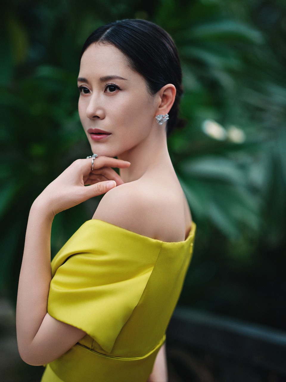 海清明亮黄色抹胸长裙 映衬着知性与优雅  第4张