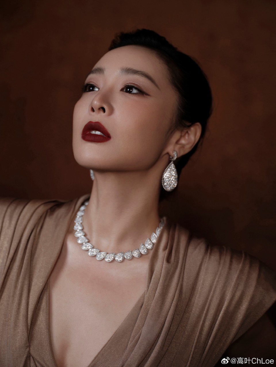 高叶一身金色的光芒倾泻 勾勒着不屈的灵魂