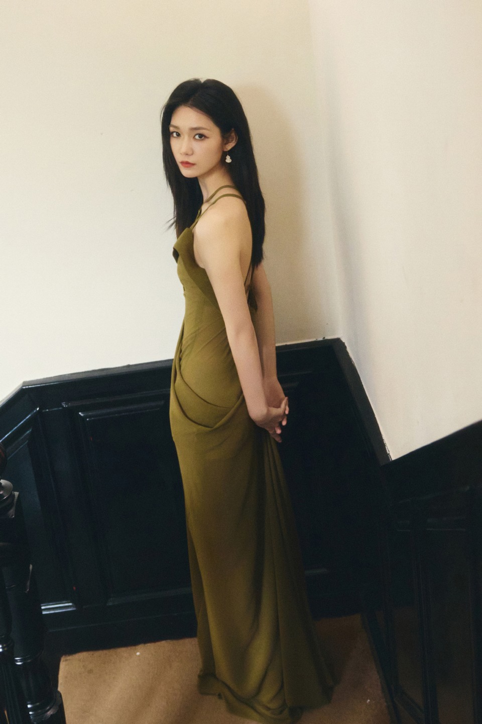 段奥娟穿梭楼间光影编织 镜头内外蒙上神秘色调  第3张