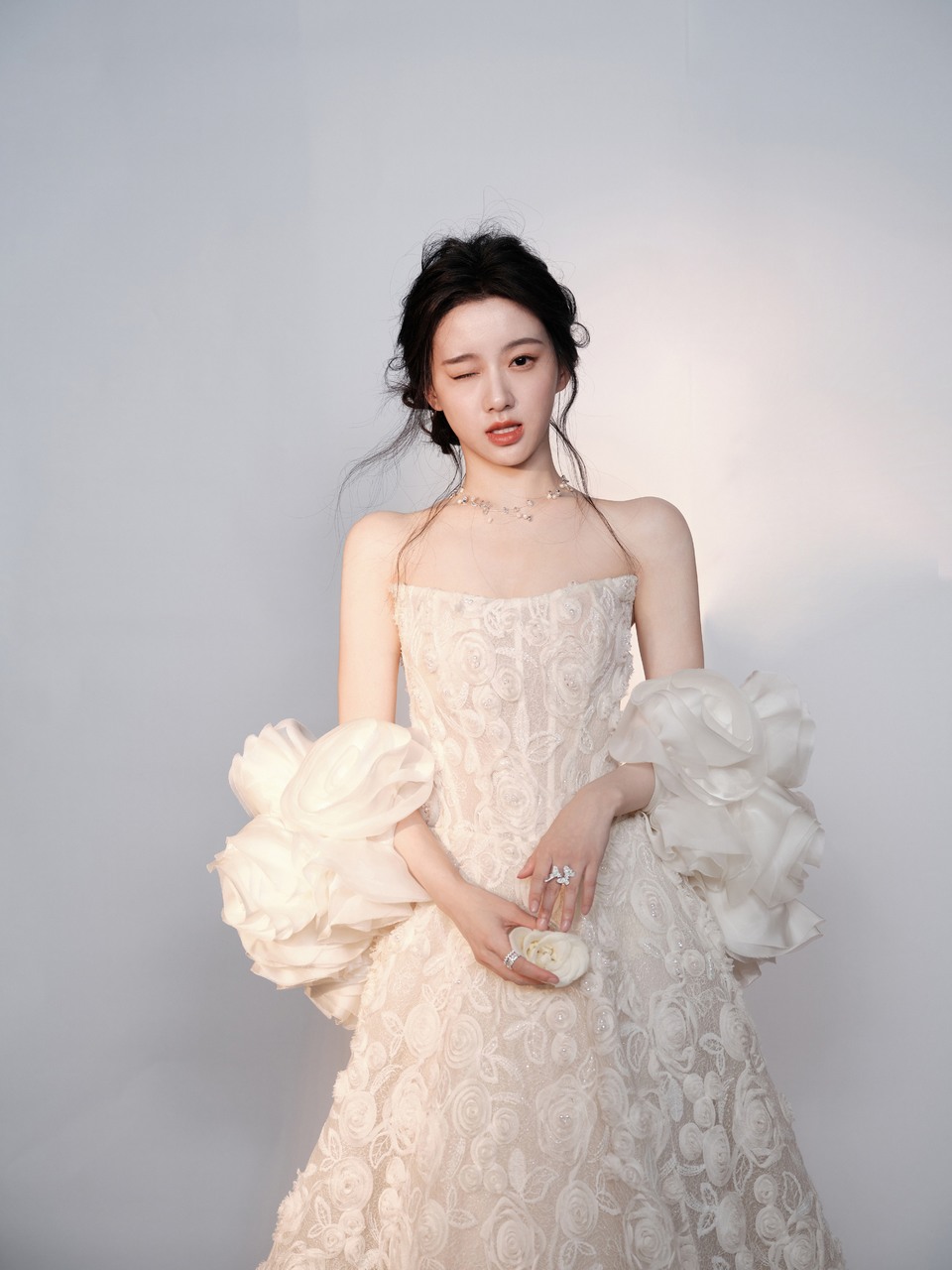 包上恩披上白玫瑰婚纱 于美好「韶华」中绽放优雅