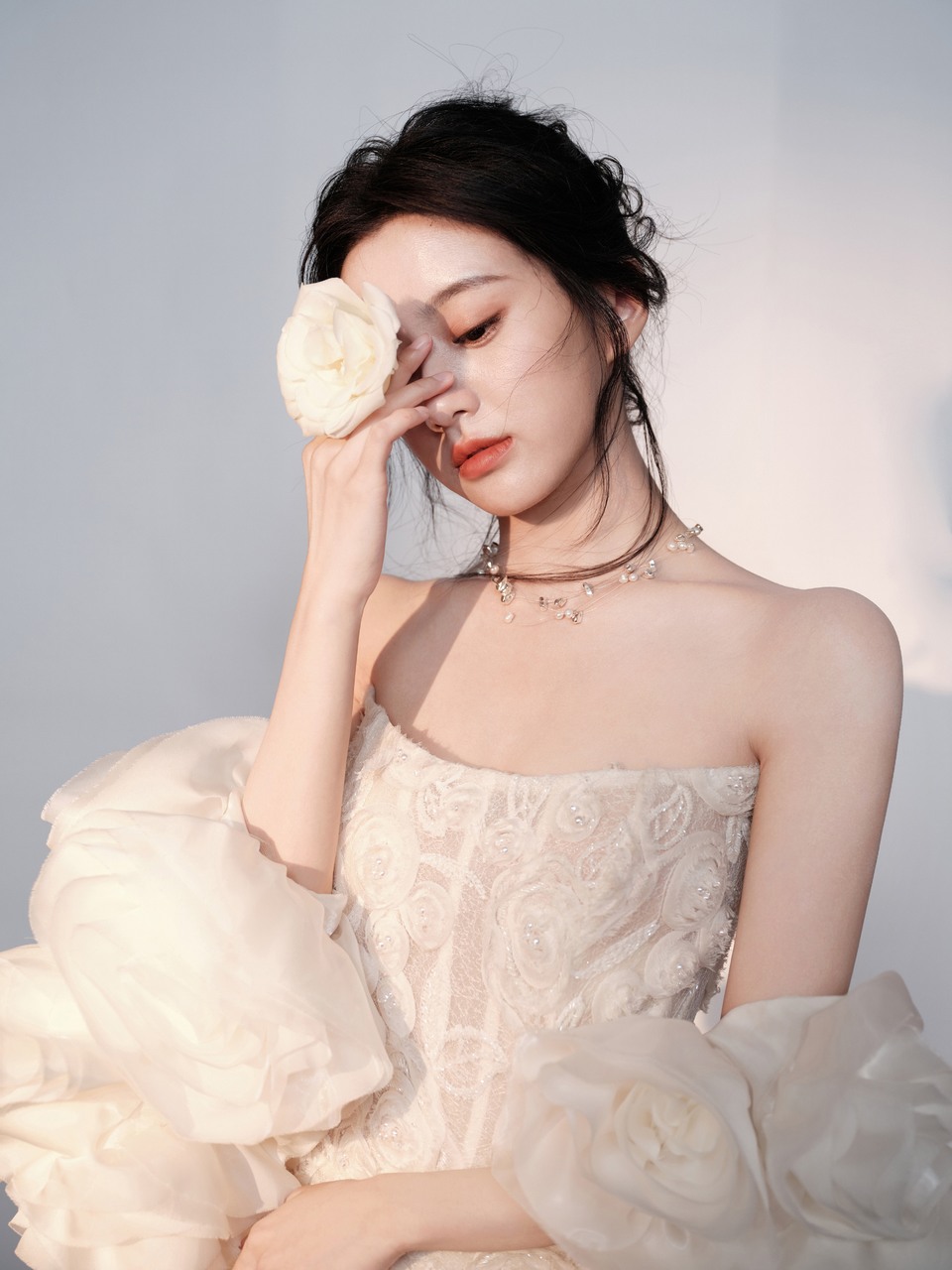 包上恩披上白玫瑰婚纱 于美好「韶华」中绽放优雅
