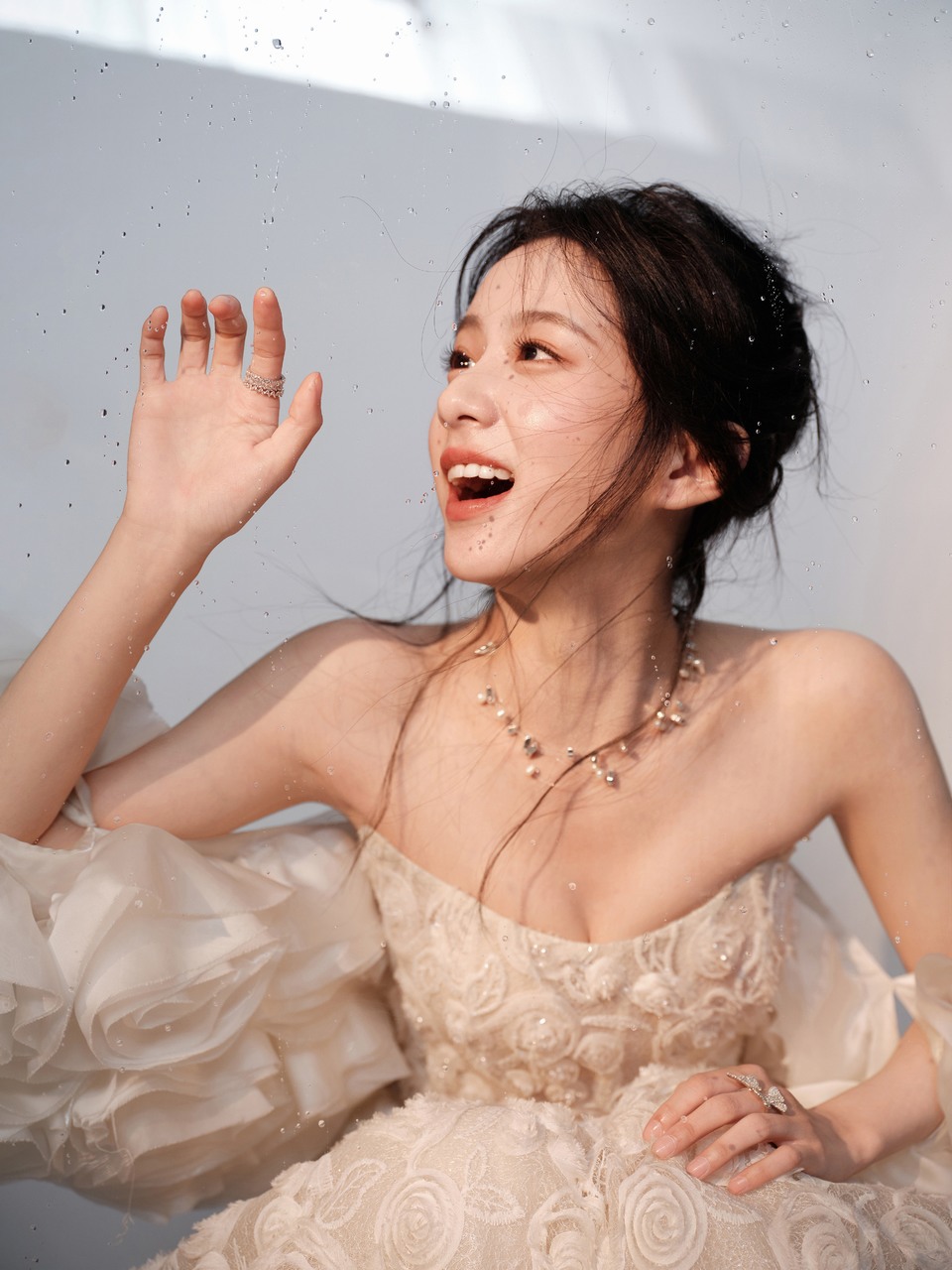 包上恩披上白玫瑰婚纱 于美好「韶华」中绽放优雅