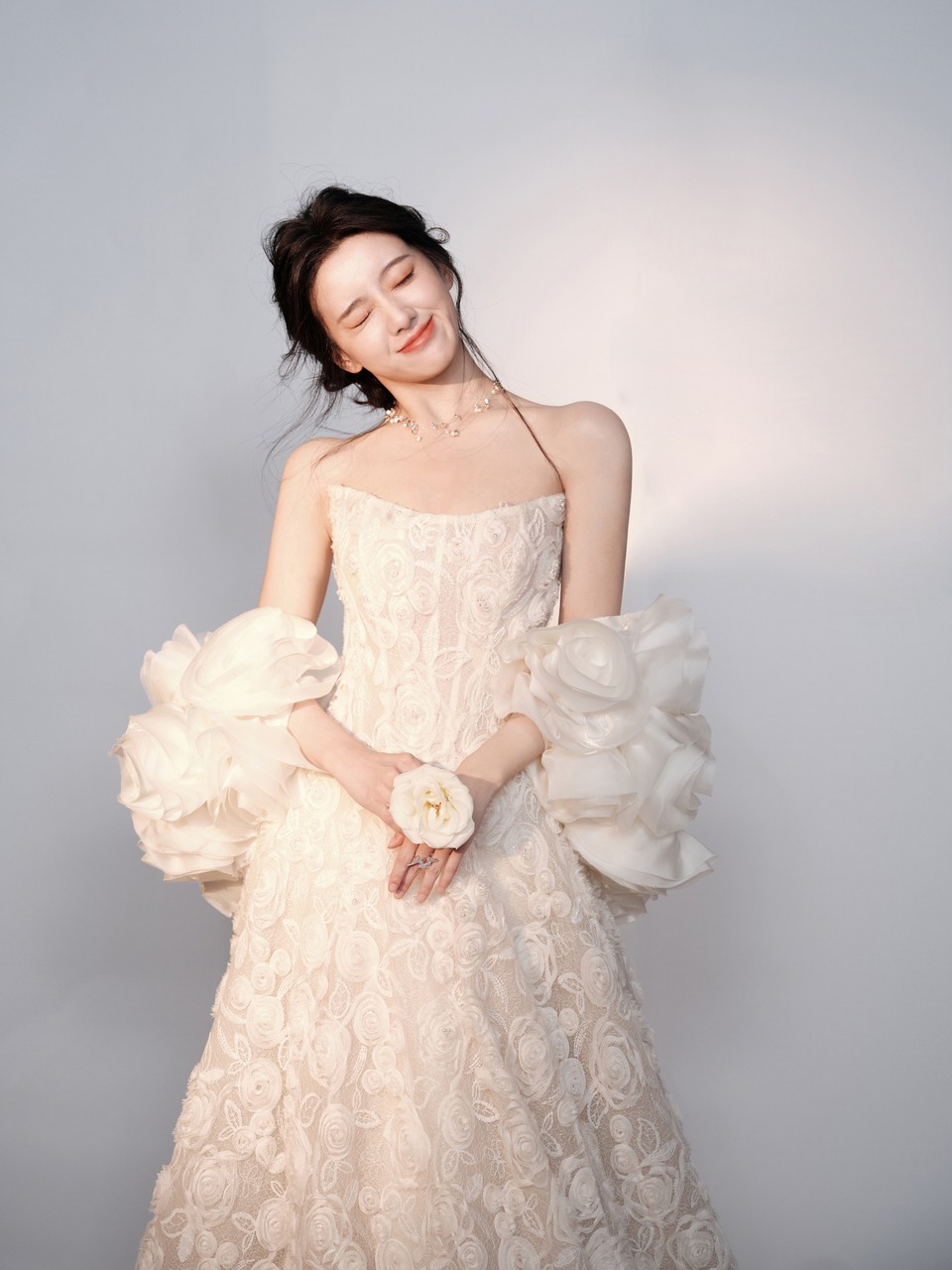 包上恩披上白玫瑰婚纱 于美好「韶华」中绽放优雅