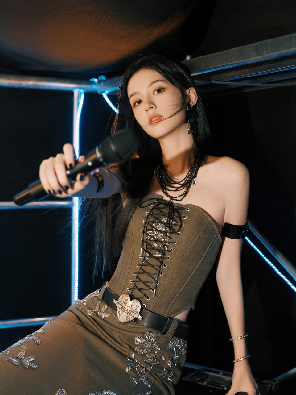 周也灯影摇漾飒然如锋 魅惑灵动彰显神秘色彩