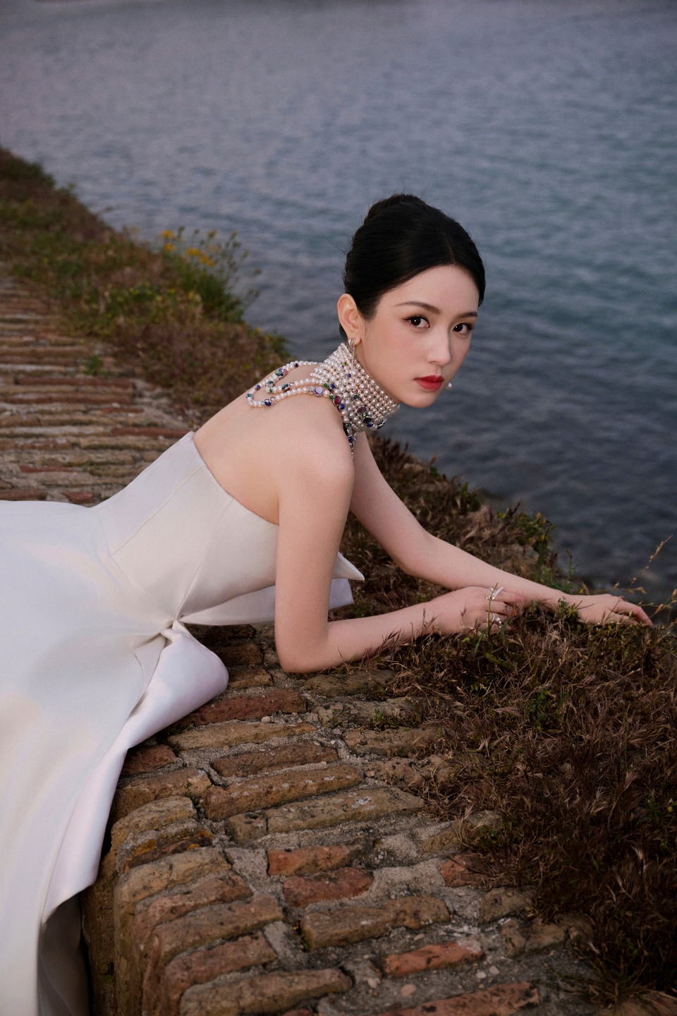 周也海滨暮色如诗 光影于风与浪的平仄间