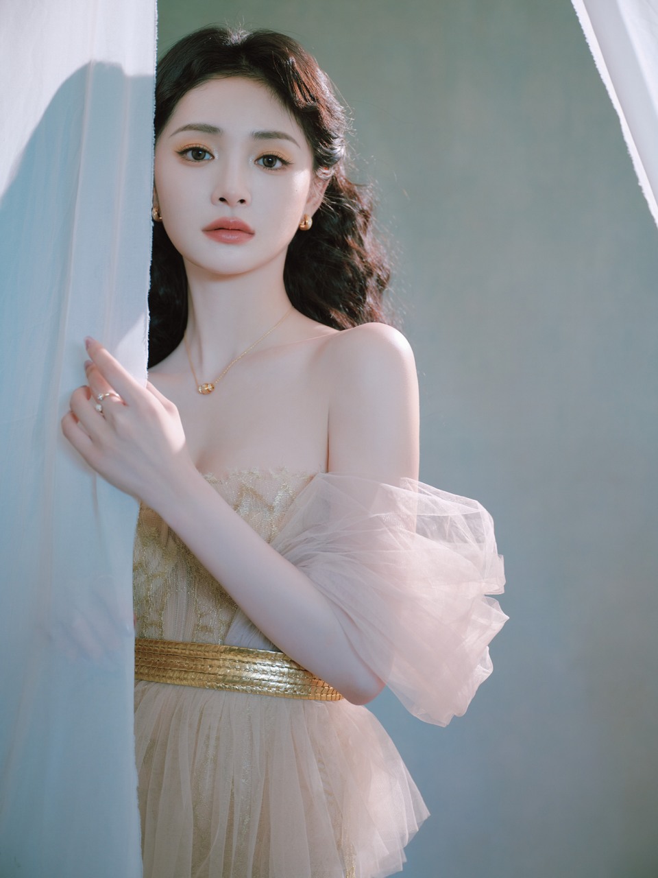 周洁琼身披璀璨优雅夺目 金纱流淌熠熠生辉