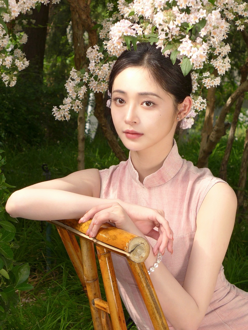 周洁琼婀娜浅笑摇曳生姿 在暖阳中散发魅力