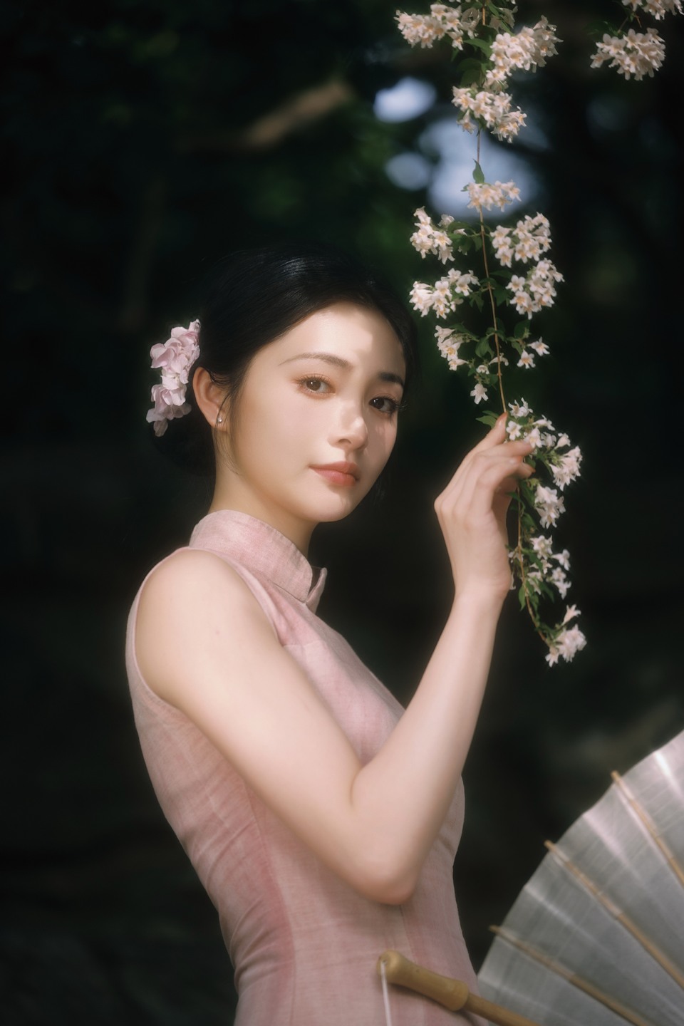 周洁琼婀娜浅笑摇曳生姿 在暖阳中散发魅力