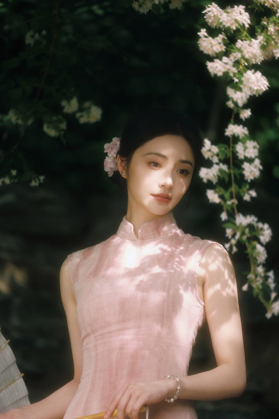 周洁琼婀娜浅笑摇曳生姿 在暖阳中散发魅力