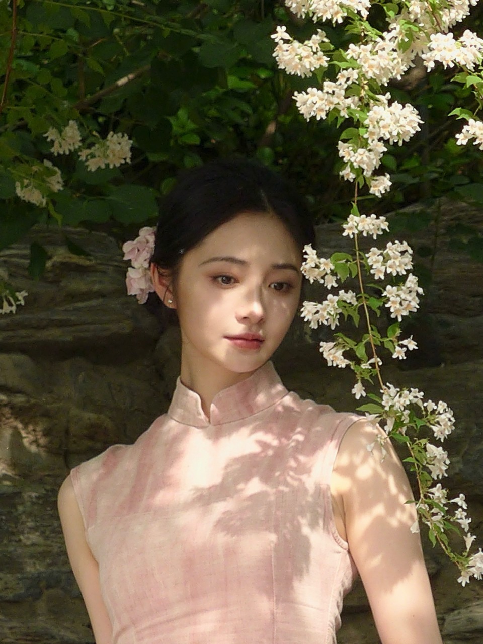 周洁琼婀娜浅笑摇曳生姿 在暖阳中散发魅力