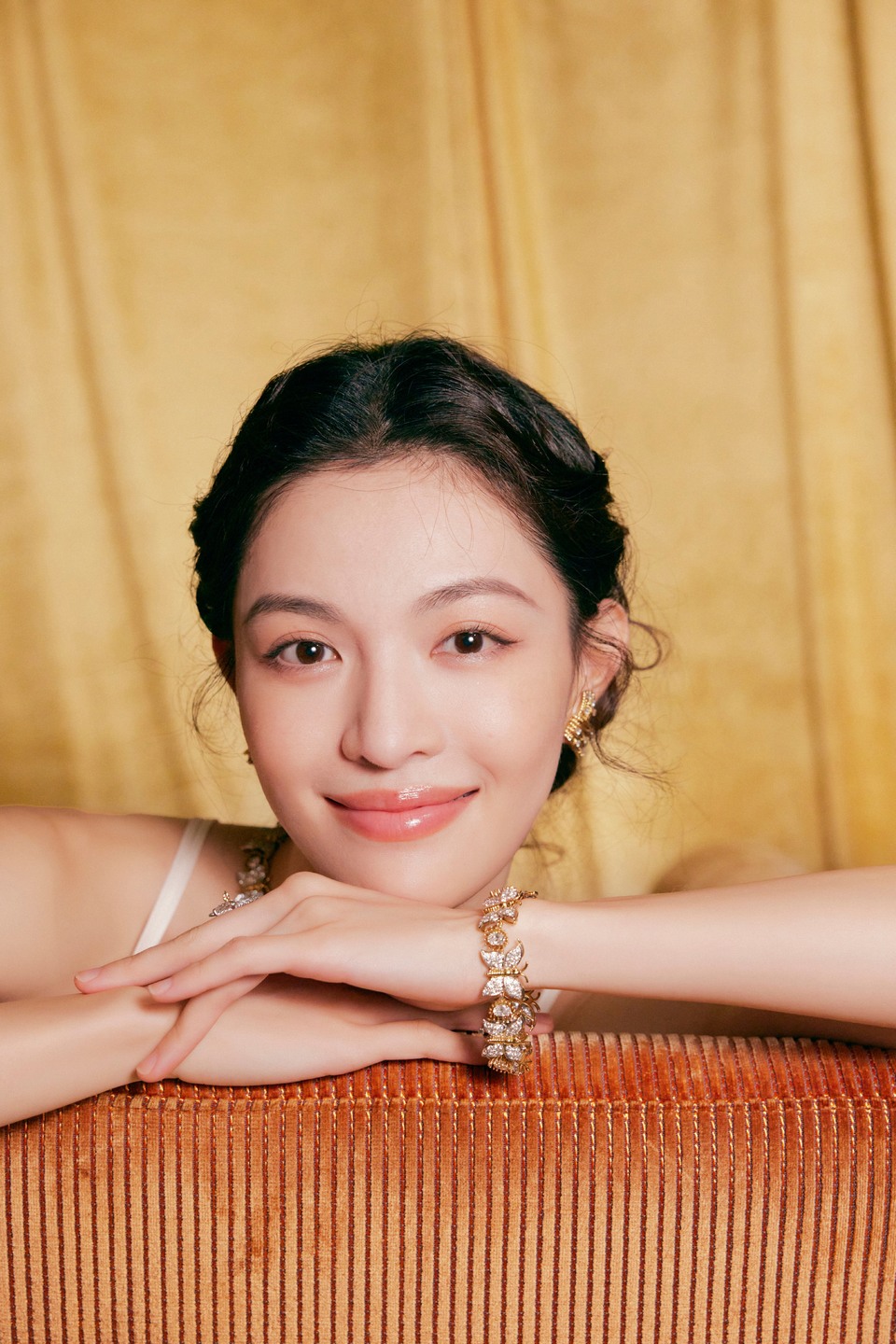 钟楚曦斑斓辉映镌刻荧动之姿 瑰彩交织缔造典雅魅力  第3张