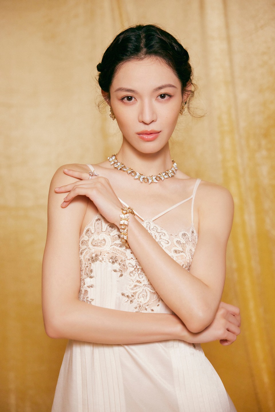 钟楚曦斑斓辉映镌刻荧动之姿 瑰彩交织缔造典雅魅力  第2张