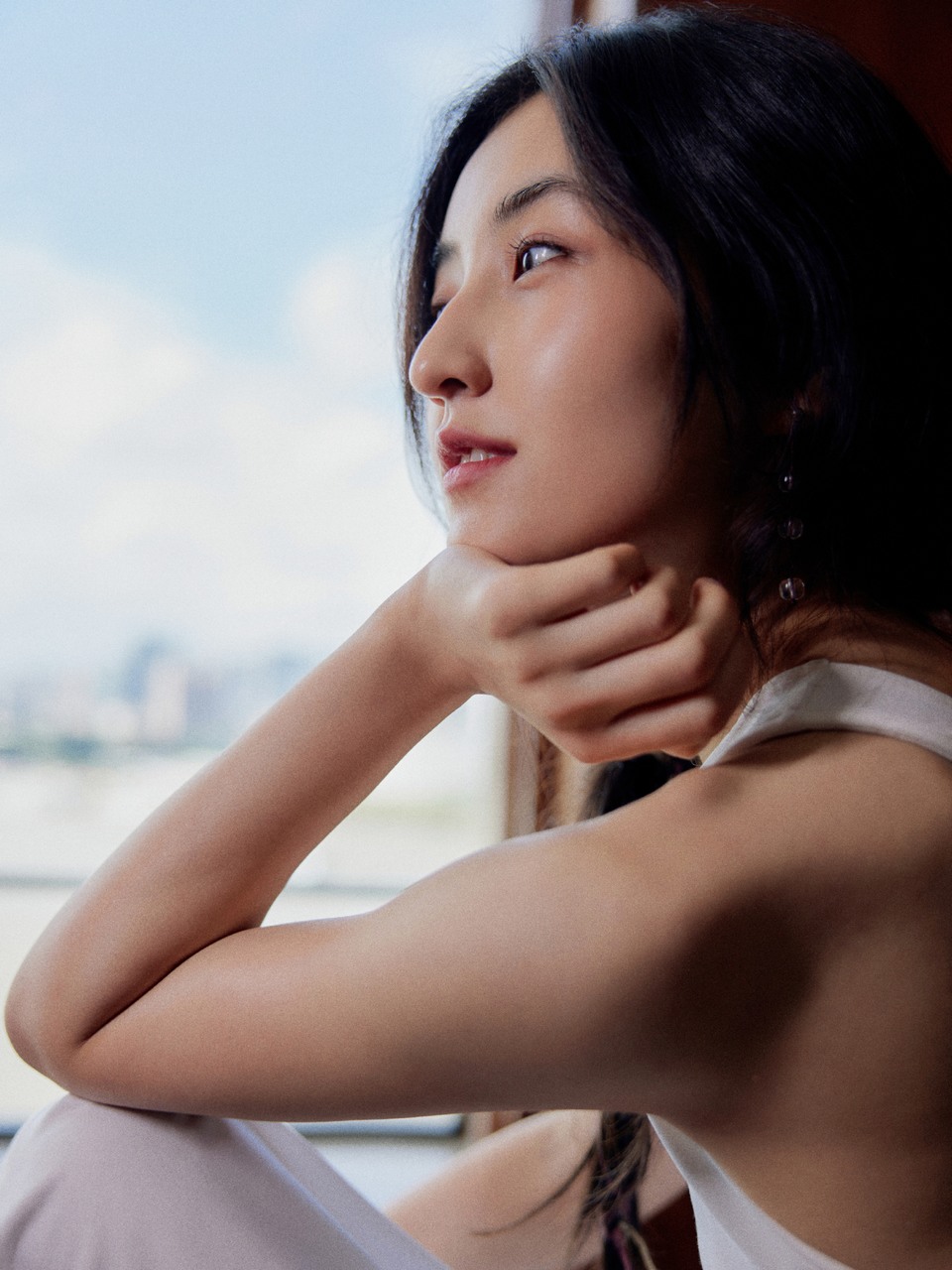 张子枫珠江窗畔纯白盛开 芬芳自来留下一刻温暖  第3张