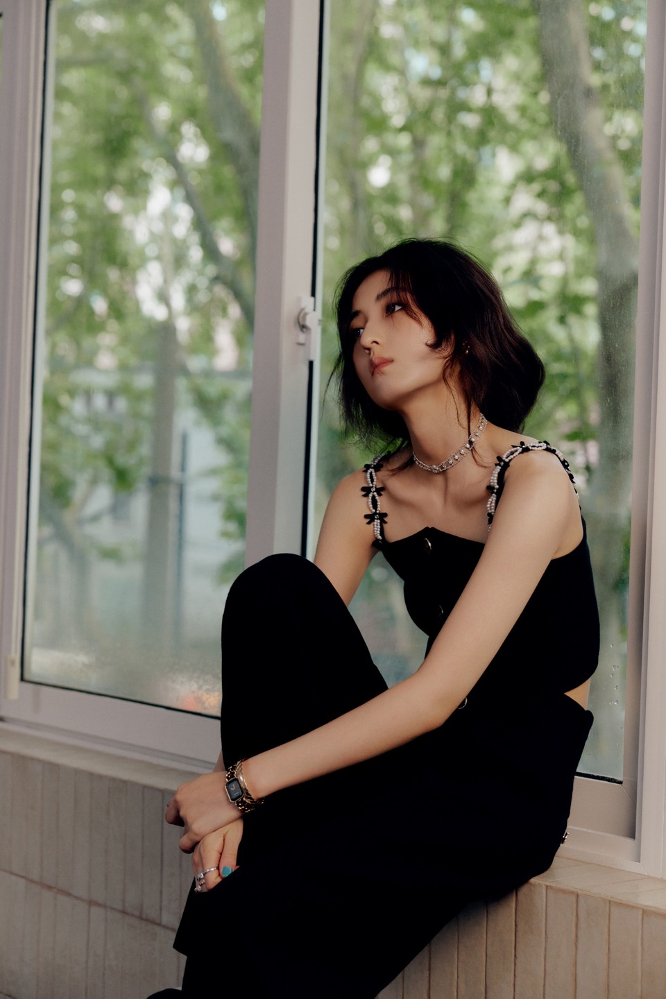 张子枫穿过夏日的梧桐树影 照见光影变幻