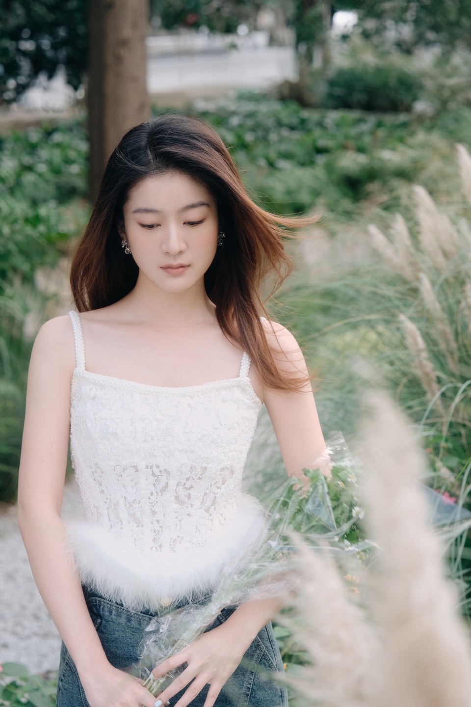 张雪迎午后漫步踏梦寻影 精灵仙子鲜花派送中