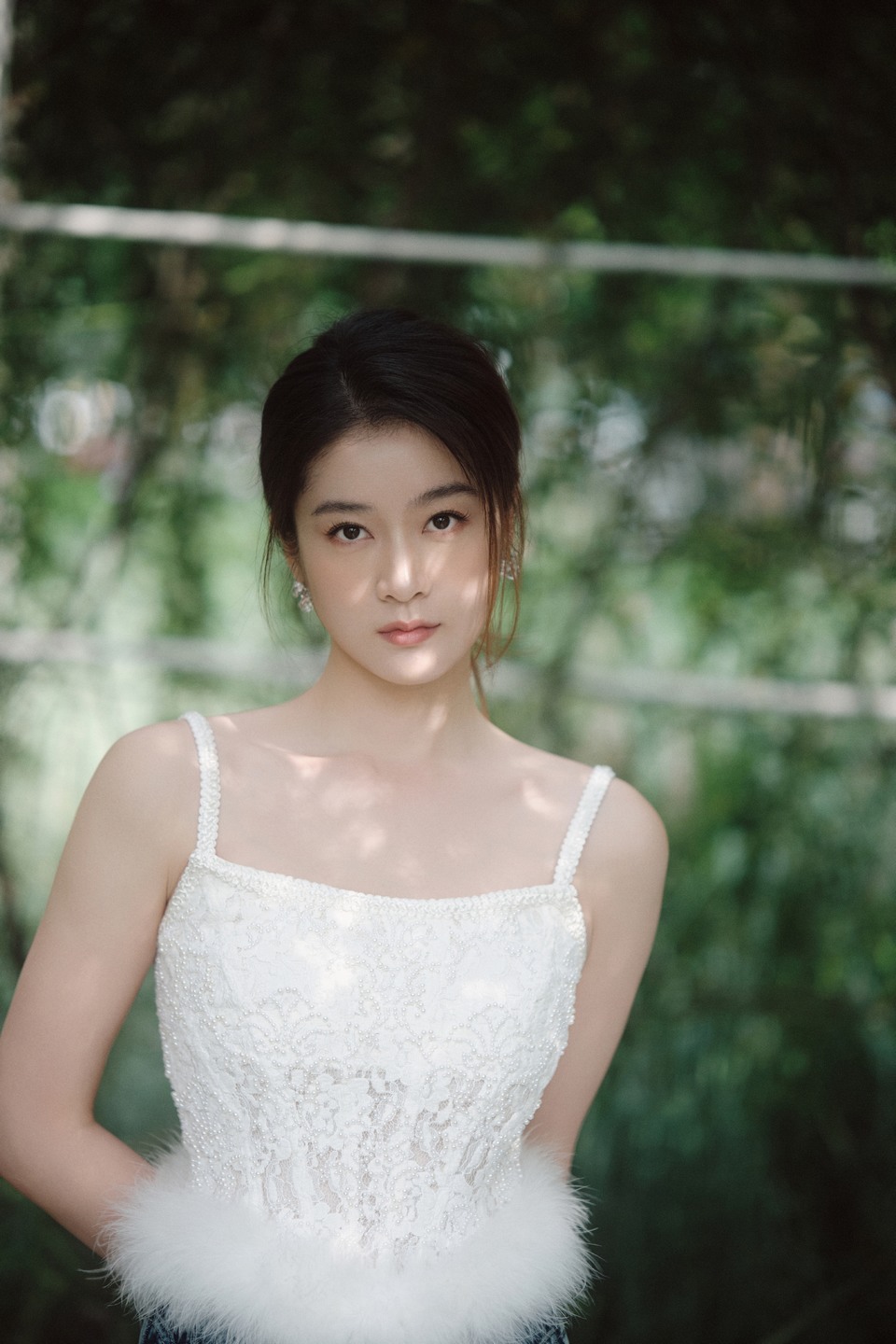 张雪迎午后漫步踏梦寻影 精灵仙子鲜花派送中