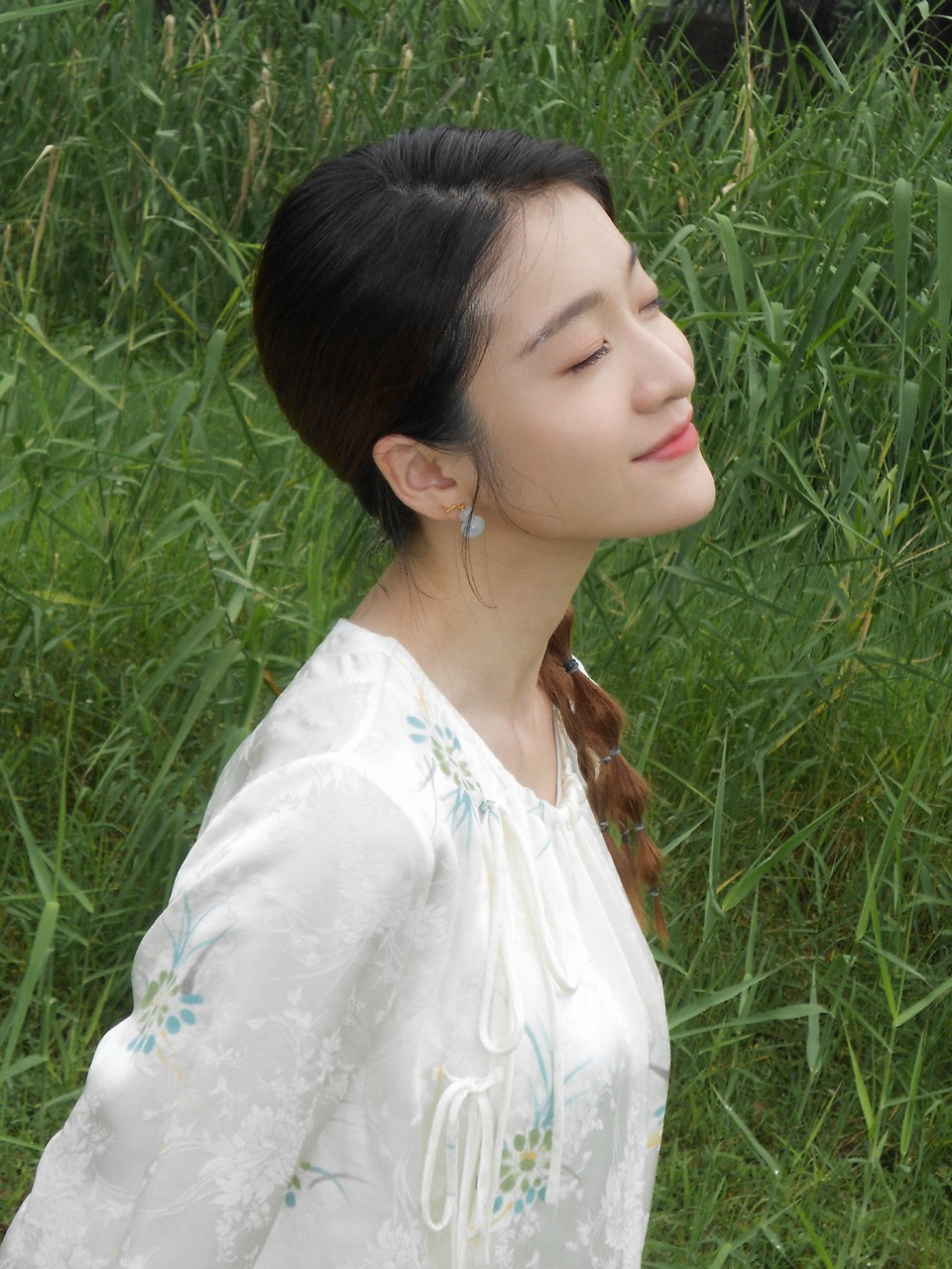 张雪迎趁阳光明媚去郊游 绿草如茵风娇日暖  第3张