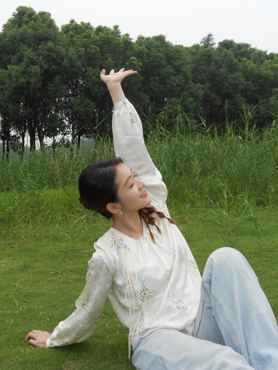 张雪迎趁阳光明媚去郊游 绿草如茵风娇日暖  第9张
