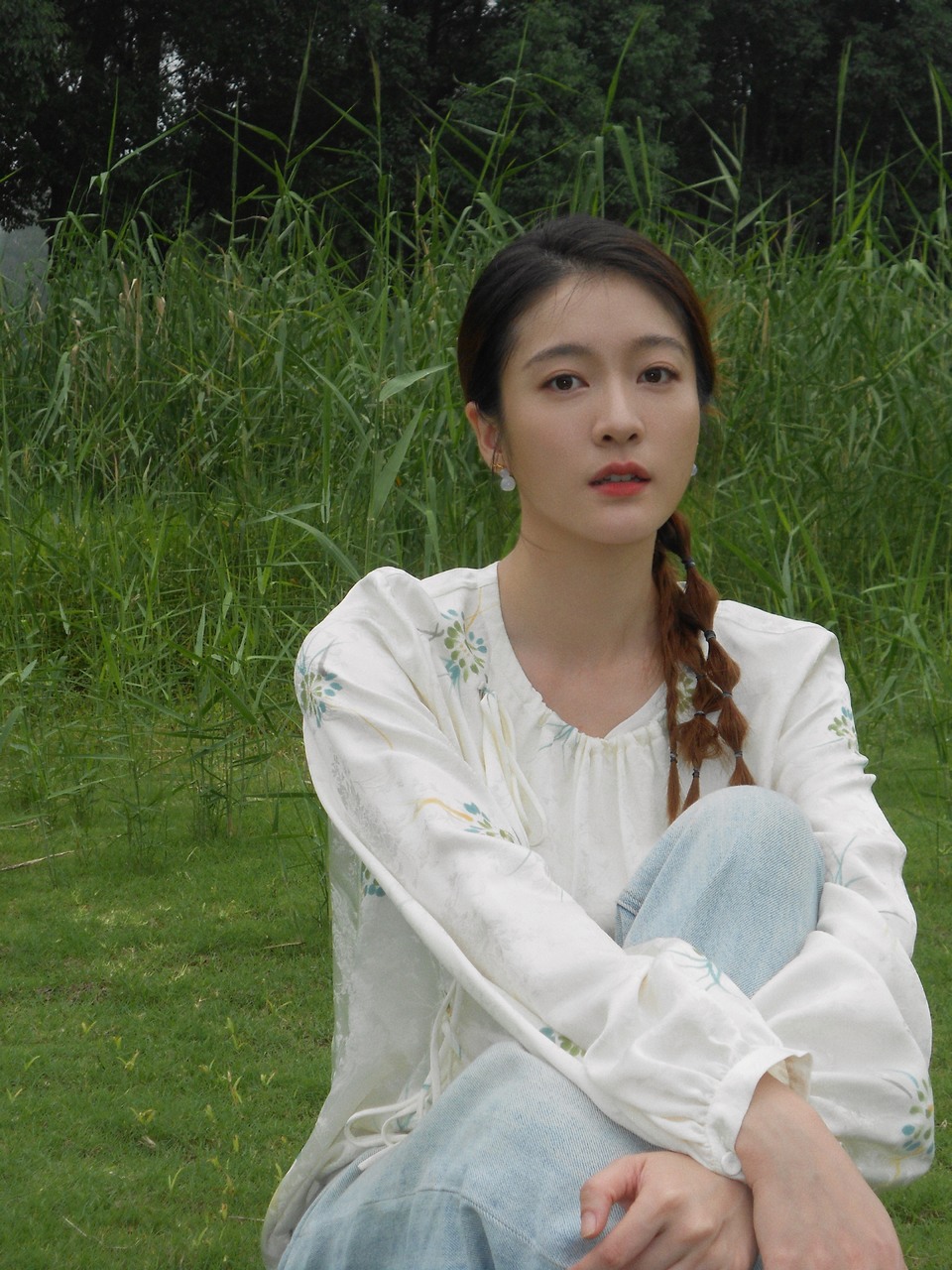 张雪迎趁阳光明媚去郊游 绿草如茵风娇日暖  第1张