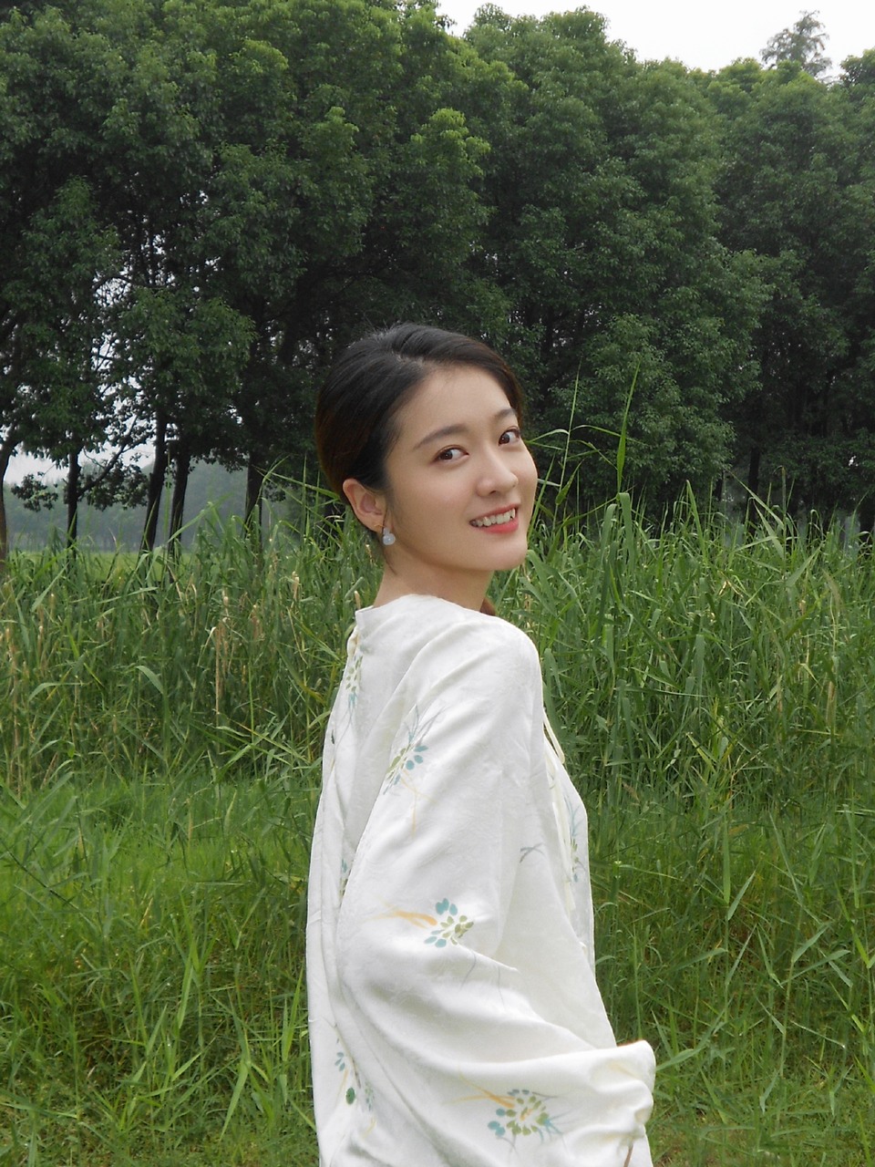 张雪迎趁阳光明媚去郊游 绿草如茵风娇日暖  第8张