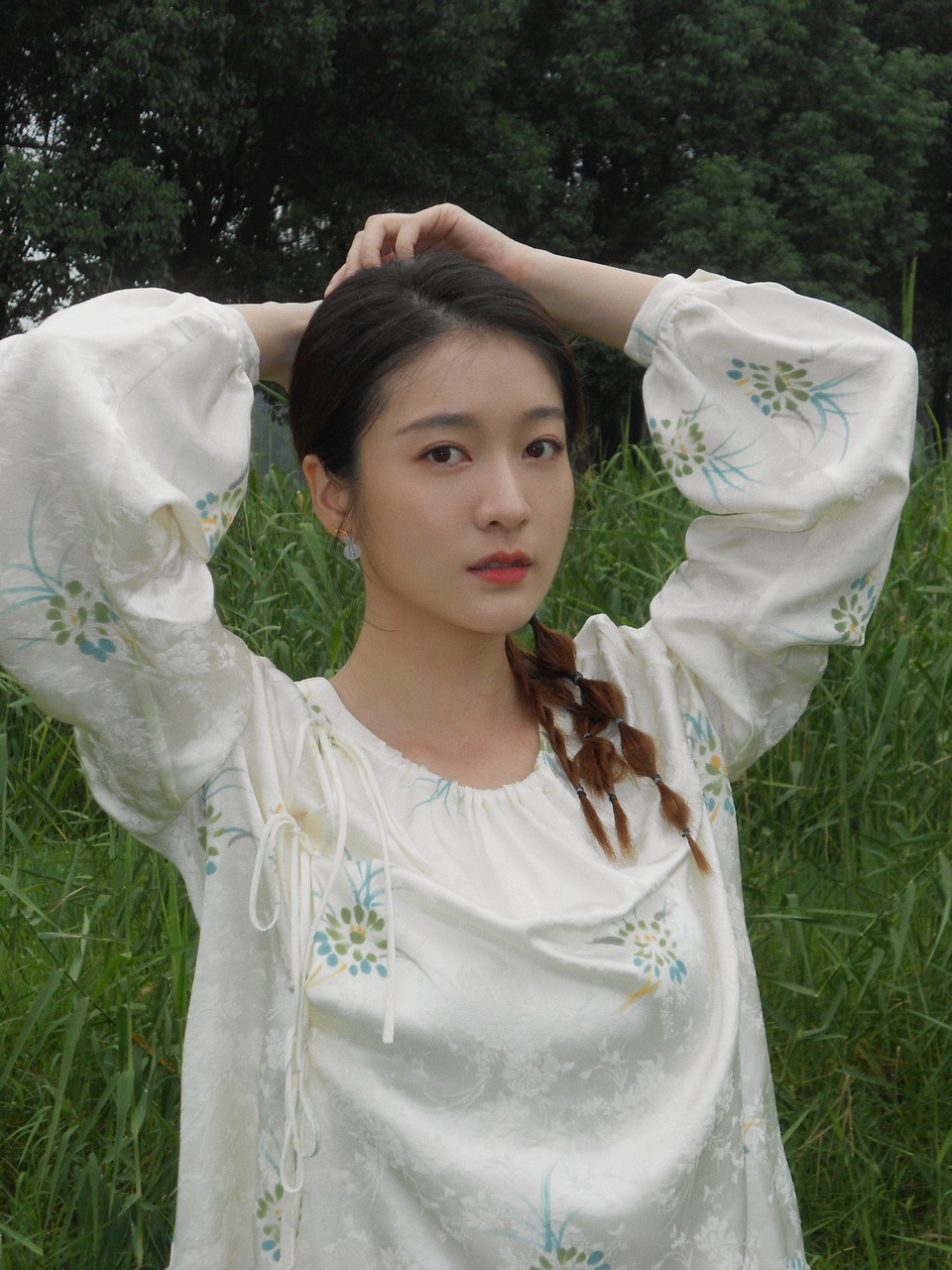 张雪迎趁阳光明媚去郊游 绿草如茵风娇日暖  第5张