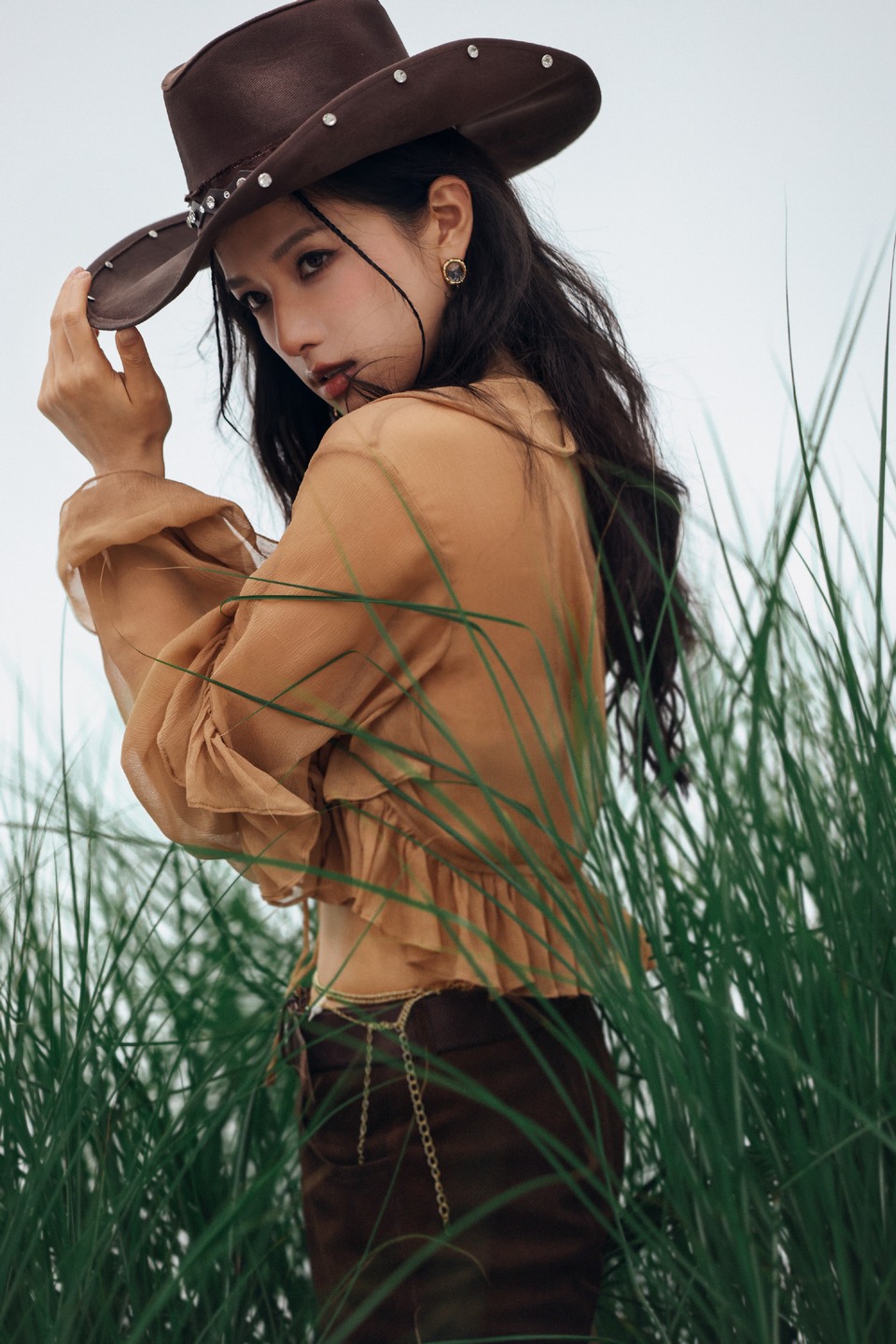 张婧仪自由野性美 在琥珀色温柔中碰撞出浪漫韵律  第8张