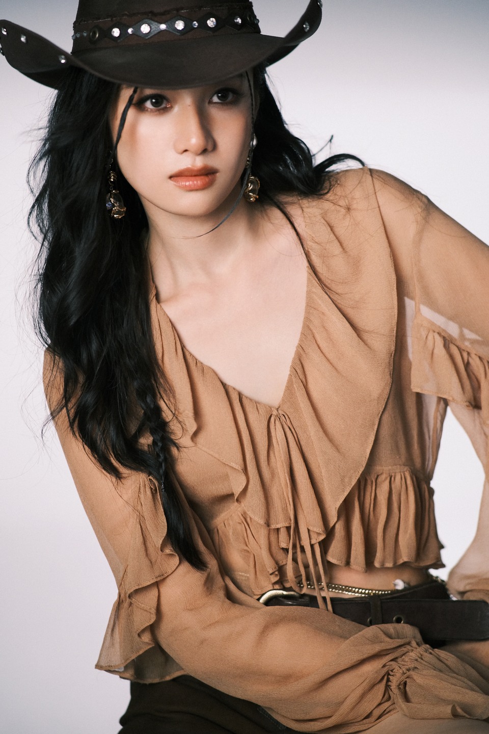 张婧仪自由野性美 在琥珀色温柔中碰撞出浪漫韵律  第7张