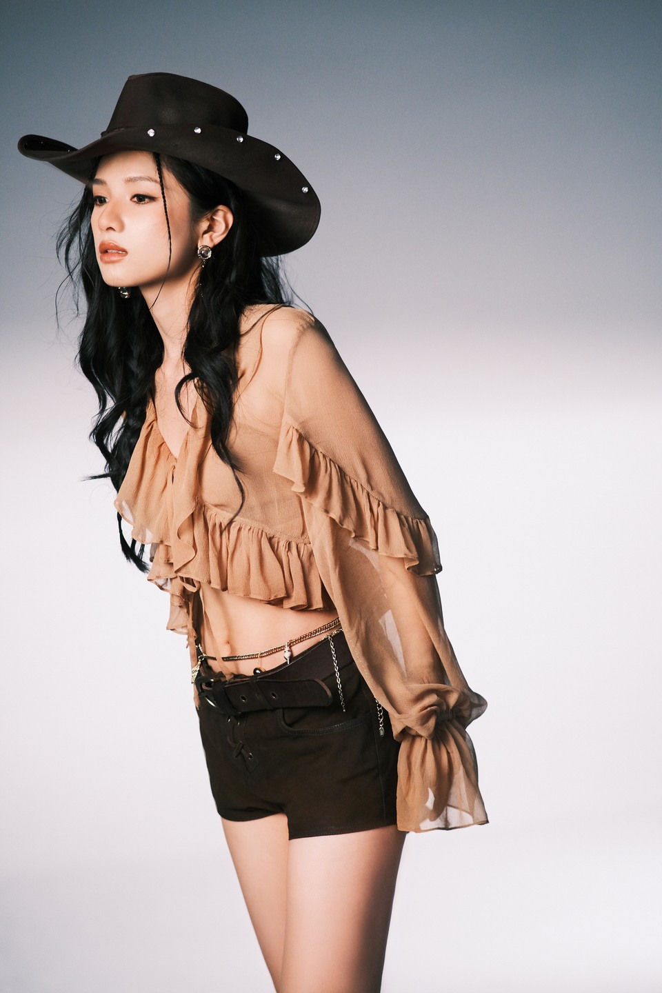 张婧仪自由野性美 在琥珀色温柔中碰撞出浪漫韵律