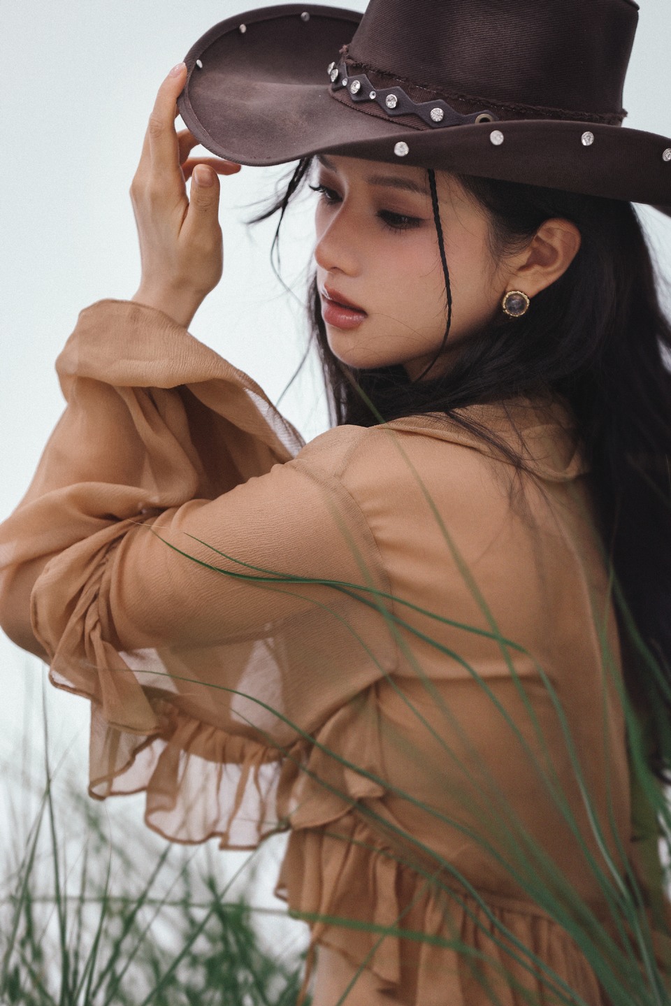 张婧仪自由野性美 在琥珀色温柔中碰撞出浪漫韵律  第9张