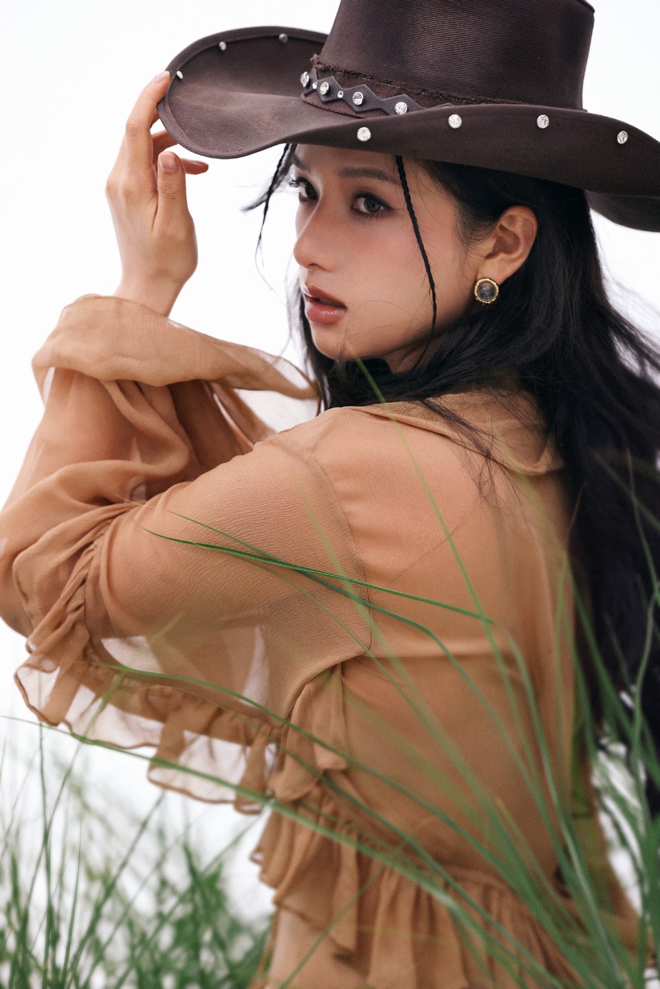张婧仪自由野性美 在琥珀色温柔中碰撞出浪漫韵律
